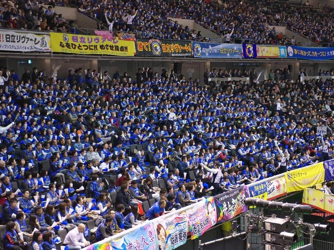 佐藤美弥のインスタグラム：「🏐  ついに明日からVリーグ開幕！  リヴァーレは16日(土)から！ 男子東レアローズは明日15日(金)から！  久しぶりに観るリヴァーレの試合は とーっても楽しみ🙌🏽✨ そして夫の試合は楽しみと 緊張とで今からドキドキ😂💦 (多分本人より緊張してる)  初めての観客席や応援、 楽しみたいと思います🙏🏽✨  そして今シーズンは違った立場から バレーボールに関わる機会を頂きました🙇🏽‍♀️✨  いろいろなコンテンツがありますが やっぱり一瞬一瞬にかける想いやその眼差しが たくさんの人を虜にするんだと思います。  選手の頑張りやバレーボールの楽しさが より多くの方に届きますように☺️✨  初めてのことなので私も挑戦ですが 新しい角度からバレーボールに触れるのは 楽しみでもあります😊🌼  たくさんの方の力によって つくりあげられる空間で 選手1人1人が輝きますように。  選手とともに戦い 選手とともに楽しみましょう✨  #日立astemoリヴァーレ  #bluehotな人 #伝えたいことはたくさんあるけど  #チームのために自分が輝け #みんな頑張れ #バレーボールは奥が深い #私も勉強させていただきます」