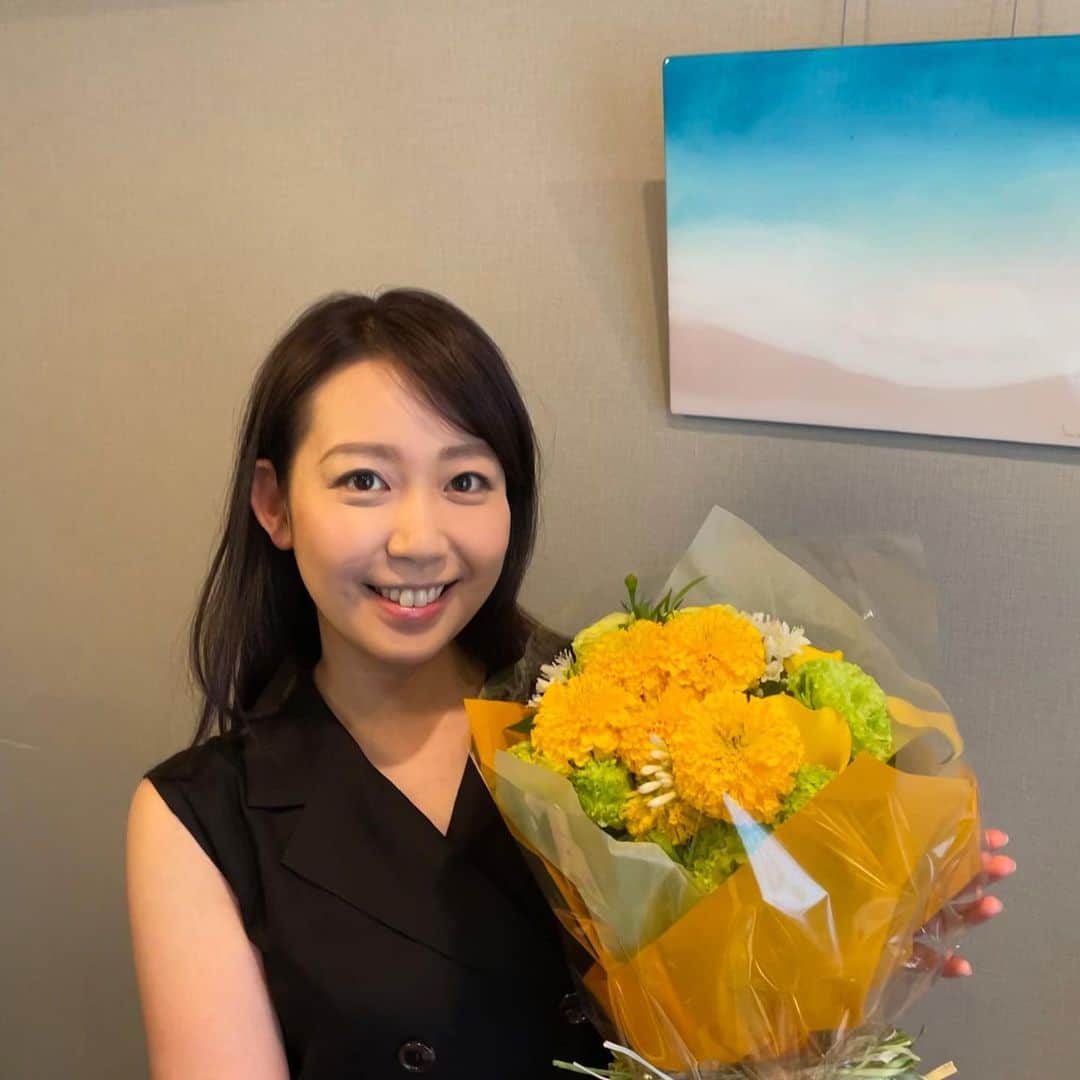 須黒清華のインスタグラム：「数日経ってしまいましたが… 今年も、またひとつ歳を重ねました🌸 . 30年以上、自分軸でわがままに生きてきてしまった私にとって、初めての育児は思い通りにいかないことの連続。 まだまだ悪戦苦闘の毎日ですが、 日々表情豊かに力強くなっていく息子と一緒に、笑いながら成長していけたらと思っています🍀 . それにしても産後は本当に自分の写真を撮らなくなりますね💦 やっと見つけたちょっと前の写真です💦 . #誕生日 でした　#アラサー とも言えなくなりました だんだん自分の年齢がわからなくなってきた笑 #育休中　#0歳男の子ベビー #男の子ママ #babyboy」