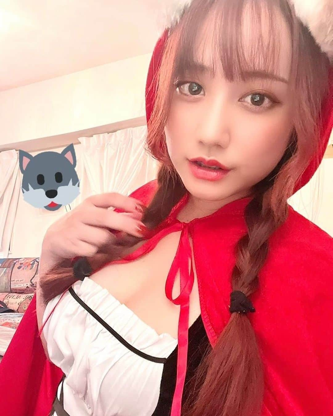 吉村遙のインスタグラム：「お仕事でハロウィン衣装😇今年が最後かもしれないので記念に堂々と載せますアラサー🧏‍♀️💕赤ずきんのふりした中身オオカミなのだ🐺えっへん🧞‍♀️  #ハロウィン#コスプレ#仮装#赤ずきんちゃん#赤ずきんコスプレ」