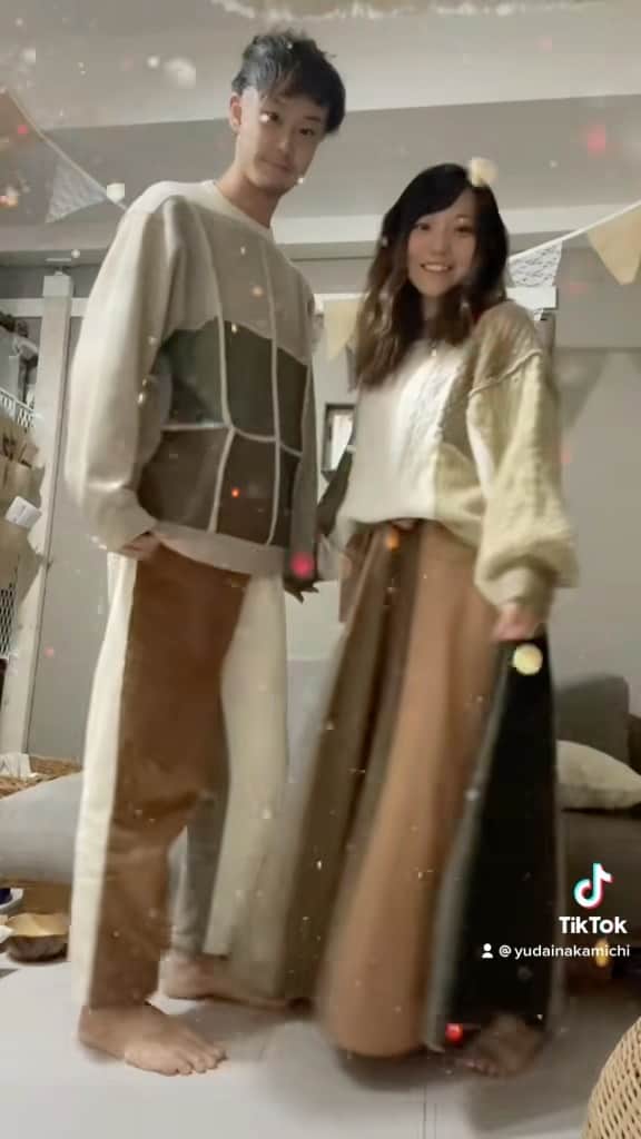 のインスタグラム：「毎日シミラールック（ペアルック） 3年目の仲道夫婦です✨  良くご質問で 「どうやって服を選んでますか？」 とDMいただくので動画にまとめました♪  #ペアルック #夫婦の日常 #シミラールック #コーデ」