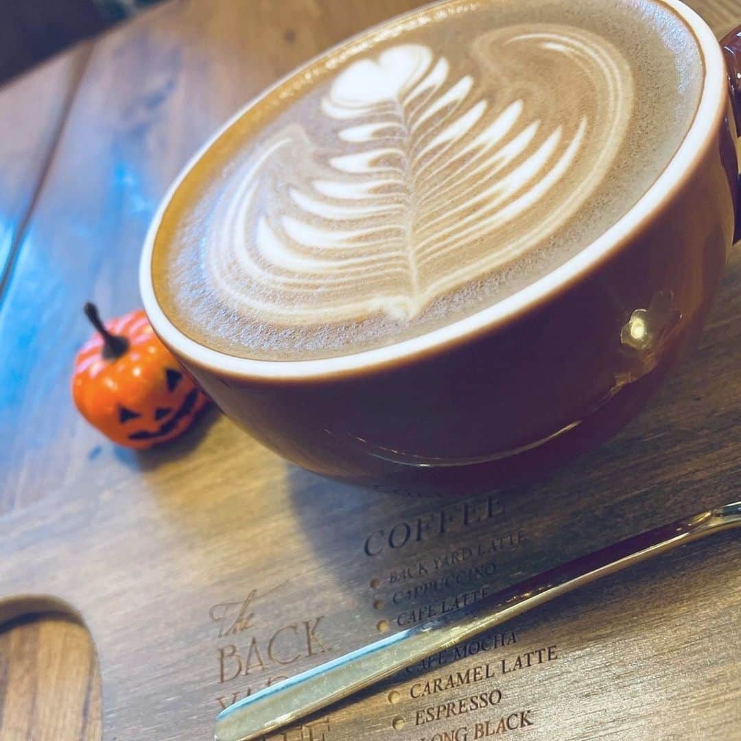 有賀彩夏のインスタグラム：「ラテアート可愛い☕️🎃  #サロンモデル#モデル#東京サロンモデル#関東サロンモデル#東京サロモ#関東サロモ#撮影モデル#フリーモデル#被写体#撮影依頼募集中#いいね返し#おしゃれさんと繋がりたい」