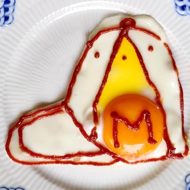 大地真央さんのインスタグラム写真 - (大地真央Instagram)「皆さ〜ん❣️ 🍳目玉焼きオリジナルアート展🍳が東京でも開催されることが決定しました＼(^o^)／　これも、 目玉焼きオリジナルアートを、あたたかく見守ってくださった皆様のお陰です💕  前回の大阪・梅田ロフトでのアートな空間とは少し異なる小さなスペースではありますが、会場の目玉焼きとタイトルを笑顔でお楽しみいただければ、この上なく幸せです♪ 今回も、目玉焼きアートをインスタグラムに投稿していただくと素敵なプレゼントが当たる企画がありますので、 是非！ご家族みなさんで挑戦してみてくださいね🍳✨✨✨  では、東京での開催を記念して、 新作の🥚目玉焼きオリジナルアート🎨🍳  ・目玉焼きオリジナルアート記念キャップ🧢  ペカソはベレー帽をかぶっていますが、 今回は、キャップで現れるかも⁉️  　　　🥚MAO PECASSO DAICHI🥚  　　🍳目玉焼きオリジナルアート展🍳  11月6日（土）より　11月30日（火）まで 東京・銀座ロフト4階のキッチンカウンターにて開催  本日、オフィシャルHPリニューアルしました🙌  http://medamayakiart.haction.co.jp  皆様、是非！足をお運びくださいませ✨  #目玉焼きオリジナルアート 🍳 #朝食 #目玉焼き 🍳 #ケチャップ🍅 #亜麻仁オイル #卵 🥚 #イセ食品 🐣 #笑おう#免疫力アップ #MAOPECASSODAICHI #目玉焼きオリジナルアート展 #銀座ロフト 4階 #11月6日 から#11月30日 まで #大地真央 #MAODAICHI @maodaichi_official_goods @medamayakiart」10月14日 22時02分 - daichimao_official