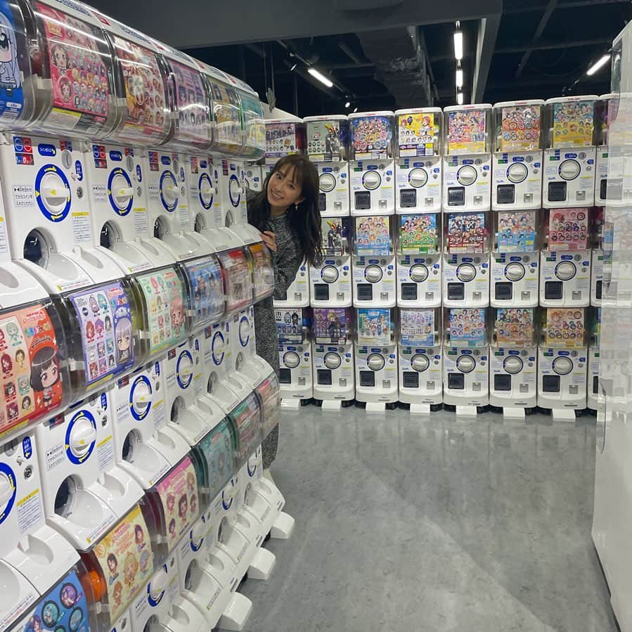 前田ゆうのインスタグラム：「やっほい＼(^o^)／ きょうはロケでガシャポンのデパートへいってきました☺️✌️たのしすぎた🦖❤️約3000代ものガシャポンにテンションあがっちゃったよー😃😃😃😃」