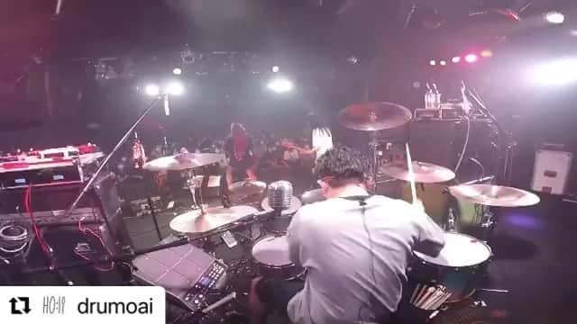 あやぺたのインスタグラム：「この時、まさかのストラップが切れて、ロックピンが折れる事故がおきて、ライブ後、メインのギターがよく見ると折れてしまってて、本日入院になりました。。😭 なので明日からメインのギターが変わります！ 明日は渋谷クアトロ！ いやまとステージに立てる最後の日です。 おもっきりみんなの目に耳に心に刻みにいくわ！  Repost @drumoai with @make_repost ・・・ 衝撃映像。  #dizzysunfist #ステージからギター落とすタイプ #ステージで小走りするタイプ」