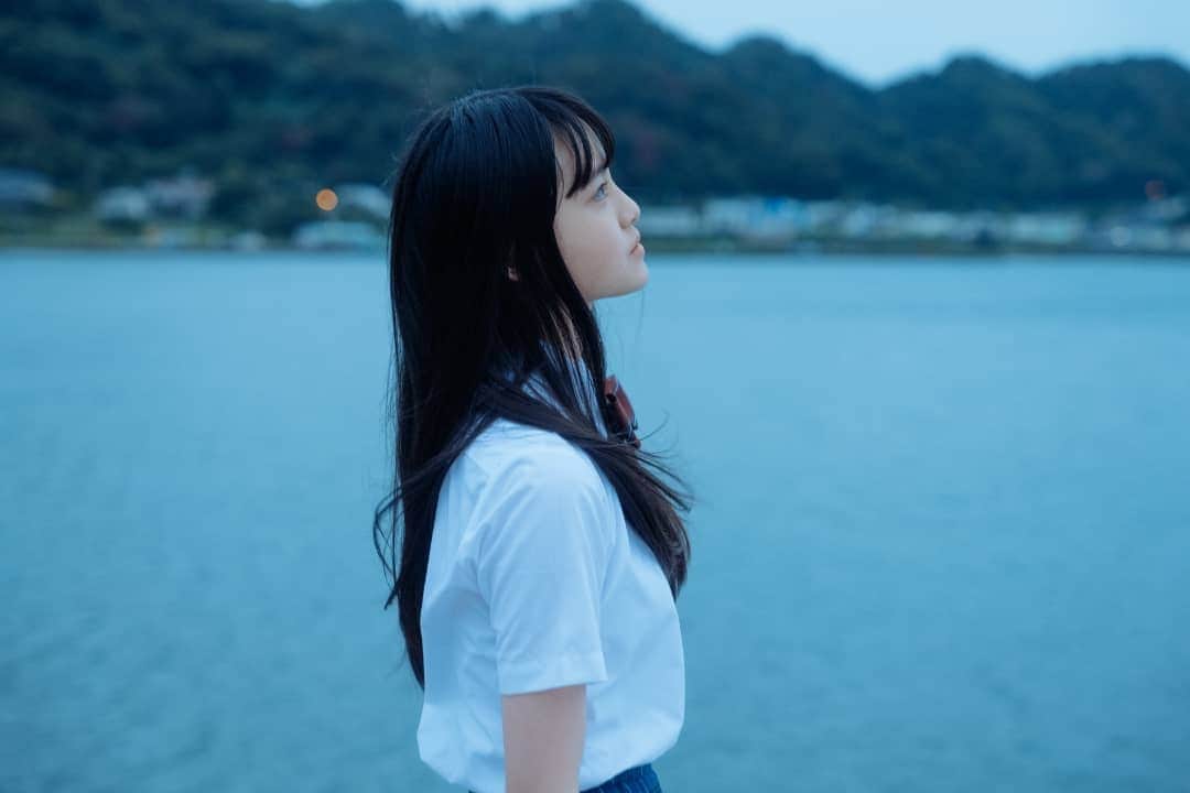 丸本凛のインスタグラム：「谷田貝秀和さんの『夜風』のMVが公開されました！ 私も出演していますので是非たくさんの方に観て聴いていただきたいです！  YouTubeリンクはこちら。 https://youtu.be/c2hViFoJh00  秀和さんのプロフィールからも飛べます。 @hidekazu_1993 素敵な歌なので是非、👍️を押してください！  Hidekazu Yatagai's music video for 夜風"YOKAZE" has been released. I'm in this MV.   The Youtube link is as follows. https://youtu.be/c2hViFoJh00  There's also a link on @hidekazu_1993 's profile.  If you like it, please click on the high rating button 👍 and share it with your friends. Thanks sooo  much!  谷田貝秀和「夜風」＿2021’10’06 out  Words & Music：Hidekazu Yatagai Mix & Mastering：Hidekazu Yatagai  Listen：https://www.tunecore.co.jp/artists/HI...  Cast : Rin Marumoto / Nao Kakuya Director / Editor：Dante Kuwashima Cinematographer：Kai Tada (DRAWING AND MANUAL) Assistant Camera：Kohei Matsubara / Sho Watanabe Hair & Make：Megumo Furukawa Transport：On Location Production Manager：Kaoru Miyachi / Mizuki Watanabe Producer：Hidekazu Yatagai Special Thanks：Erina Katsube / Kozo Kobayashi  #谷田貝秀和 さん#夜風 #Musicvideo #角屋直 さん #丸本凛 #ミュージックビデオ #japaneseartist #song #cinematography」