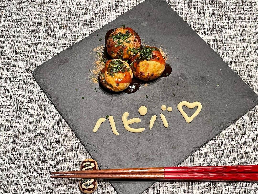 真飛聖さんのインスタグラム写真 - (真飛聖Instagram)「ありがとう♡  仲良しがお祝いしてくれました。  #優しさがとってもとっても嬉しかった #大好き#おもちも大喜び #タコ焼き」10月14日 22時08分 - sei_matobu