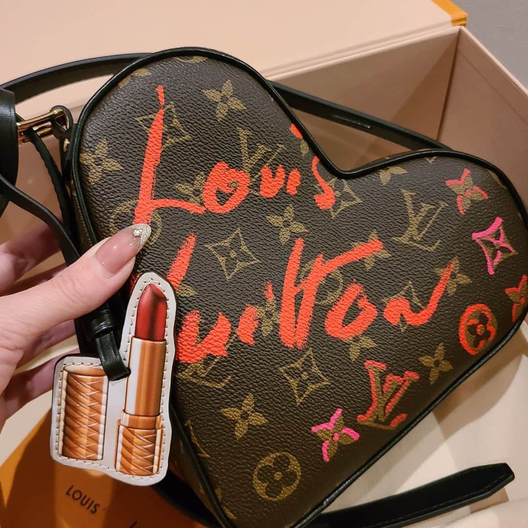のインスタグラム：「ハートbag❤🤍 香港限定で、あまり日本には入ってこないみたい🎁　　 本当にかわいい♡♡♡ @louisvuitton  ❤　🤎　🧡 #Vuitton#vuittonbag #ヴィトンバッグ #ヴィトンハート #louisvuittonheart #louisvuittonlover#ハートバック#ヴィトンモノグラムバッグ」