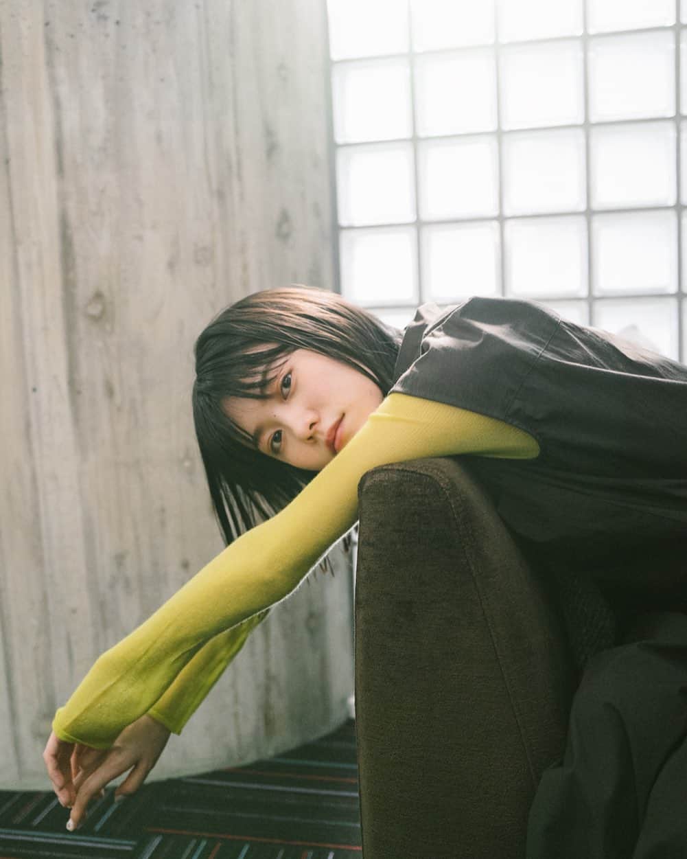 志田彩良のインスタグラム：「・ いよいよ明日、10月15日より 映画「かそけきサンカヨウ」が全国公開となります。 一人でも多くの皆様に届きますように。 明日から3日間の舞台挨拶、 よろしくお願い致します🌼  写真は「logirl」focus on！ネクストガールに掲載されている一枚。素敵な写真、沢山撮って頂いたので、お時間ある時にインタビューと合わせて是非ご覧下さい📸」
