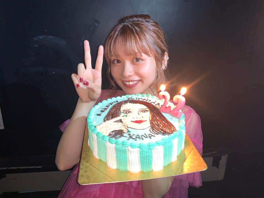 足立佳奈のインスタグラム：「22歳になれました。 誕生日LIVEもさせてもらって😌 本当に幸せものです。  音楽に囲まれ、 すてきな仲間に囲まれ、 これからもこんな歳の重ね方をしたいなぁって。  明日も明後日もLIVEがあって、 私の中でお祭りは続くんだけど、まずは、今日誕生日当日ということで言わせてください。  みんな！ありがとう！！ 沢山のメッセージに、笑顔に、想いに、胸がいっぱいです。♡♡  22歳もよろしくお願いします！」