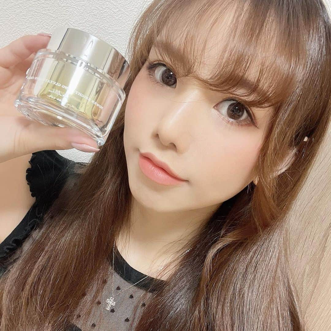 朝比奈果歩さんのインスタグラム写真 - (朝比奈果歩Instagram)「ドクターエルシア様( @dr.althea_japan_official )から ⬛︎パワーブライトニング ブルタチオン クリーム(リニューアル版) 、 をいただきました💗 、 、 、 まずパッケージがオシャレ！ さすが韓国コスメ✨ 、 🌸メラニン抑制 🌸エイジングケア 🌸毛穴毛穴 、 、 欲しい効果全部入ってる😳 テクスチャはもったり？とした濃そうなクリーム。 クリームの硬さに対して伸びは良き◎ 、 ナイトパックみたいにしっかり浸透して翌朝トーンアップしてた💗💗💗 、 、 、 、 使い続けてさらに効果がでるの楽しみ⁽⁽◝( ˙ ꒳ ˙ )◜⁾⁾ 、 、 #ドクターエルシア #パワーブライトニンググルタチオンクリーム #スキンケア #韓国コスメ #コスメ #基礎化粧品 #美容 #自撮り #セルフィー #セルカ  #dralthea #powerbrightningglutathionecream #skincare #cosmetics #koreancosmetics #beauty #pr #selfie #selca  #自拍 #셀카 #셀피」10月14日 22時55分 - kaho_asahina