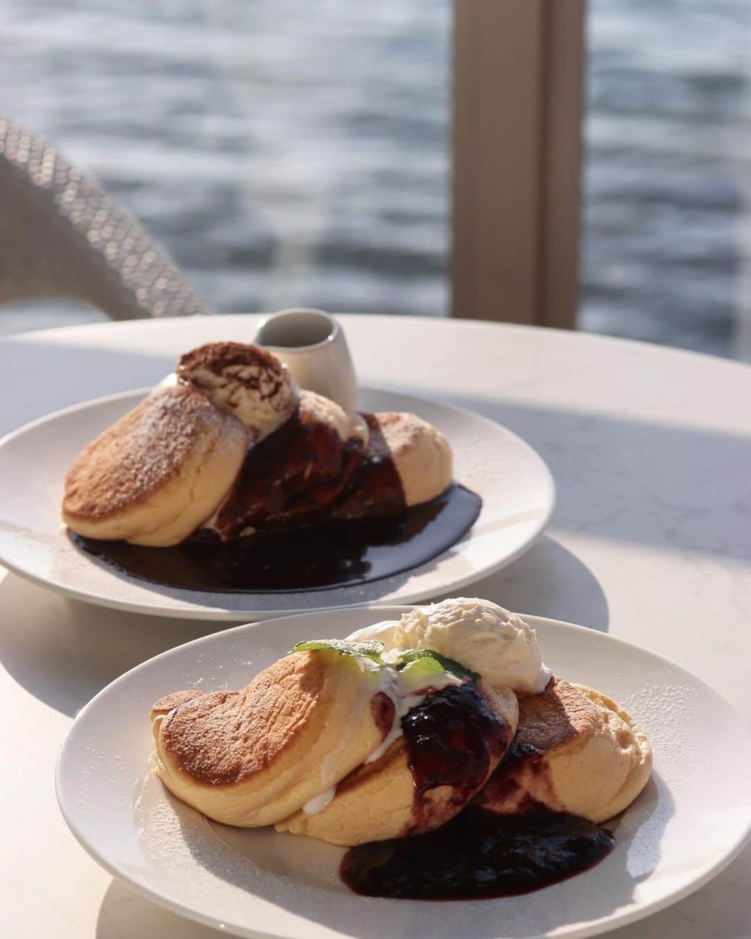 小原優花さんのインスタグラム写真 - (小原優花Instagram)「淡路島の大好きなスポット💛幸せのパンケーキ💛《 @ahappypancake 》の並びに、10/11新しくカフェ&レストランがOPENしました！🥺💕💕  先日プレオープンで感動のロケーションと美味しい食事とパンケーキを堪能してきたよ🙈💗🥞  瀬戸内海に浮かんでいるかの様な壮大なオーシャンビューと、白を基調としたピンクのパラソルが可愛いお店はまるで海外🏖🥰❤️  カフェ&レストランでは絶品の窯焼きピザがおすすめです！🍕💓  淡路島では他の店舗にはない、素晴らしい景色と時間を忘れてしまう程の幸せなひとときを過ごせます♡☺️  好きすぎてプライベートでも日帰りで行ったりしてたよ🤣💗 今度は旅行でゆっくり行きたいです🌈  サンセットタイムも綺麗すぎたのでまた投稿します❣️📸  #幸せのパンケーキ淡路島 #幸せのパンケーキ淡路島リゾートカフェアンドレストラン #幸せのパンケーキ  #ahappypancake #淡路島カフェ #淡路島パンケーキ #海沿いカフェ #プライベートビーチ #オーシャンビューカフェ」10月14日 23時03分 - yunkoro519