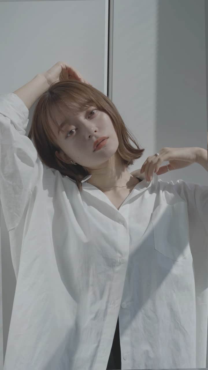 長谷川裕二のインスタグラム：「YouTube撮影の終わりに 光がいい具合だったので、 撮ってみました🎥🎥✨ . @fu_pht_ka  他の投稿はこちら▷▷@yuuuuuji_h いつも見て頂きありがとうございますっ🙇✨ . ずっと悩みだったカット✂️も ようやく納得することができますっ！✨✨ . 根拠なく小顔にします なんて言いません。。。 徹底的に理論化した小顔の髪型✏️ お悩みが解消した！という方ぞくぞくっ💯💯 ................ ..............,,..................,............. ⭐️僕と他の美容師さんとの違いは 髪を分けとる位置とカット法。 . ⭐️その人の生え癖や髪質を見た上で 自然な位置にわけとり前髪や全体を ナチュラルに切ります。 . ⭐️とくに顔周りは顔型に合わせながら 頭の形と顔のパーツにそって作っていくので 必ず可愛くできます。 ............................................................... ................................................................ 全国各地から インスタグラムより毎月 多くのお客様にご来店頂けています🙇🙇 . @ain_salon で お客様のリアルな仕上がりも 載せています♪ . ぜひ僕に任せてください💈💈  @yuuuuuji_h . . ............................................................................................ . .............................................................................................  僕のカットへのこだわりは だーーーれにも負けませんっ！！💈💈💈 . ★カットでお悩みの方！！ . ☑︎前髪を切ったけど分厚い。や、薄すぎる。 ☑︎レイヤーを入れたらストレートスタイルが 可愛くなくなった。 ☑︎すいてもすいても重い。 ☑︎いつもと同じカットで飽きた。 ☑︎自分に似合うカットがわからない。 ☑︎前髪を作りたいけど似合うかが不安。。。。 ☑︎スカスカな毛先が気になる。 ☑︎なんか可愛くない！ ☑︎なんか可愛くない！！ ☑︎なんか可愛くない！！！ . などなど、 一度ご相談くださいっ^^ . 豊富な経験とカット技術で 必ず可愛く満足してもらえるよう 尽くします🐈✨✨ . インスタグラムにおける 巻き方やハウツーの動画の再生回数は、 500万回以上っ！ . ☑︎前髪がうまくいかない。 ☑︎長い前髪が落ちてくる。 ☑︎ワンカールがうまくいかない。 ☑︎ヘアアレンジ簡単可愛いほぐし方 etc..................wwww . 美容室来店時、 『せっかく教えてもらったのにどうやってたっけな？？』 なんてことはありませんか？？ . 長谷川ならそんな心配はありません！ 動画を見ながら 一緒にやり方を解説していきます！！ . 美容室帰りだけじゃない。 毎日が可愛くサロン帰りがキープできるよう 万全にやらせて頂きますっ^^ . . ※ネットでご予約がいっぱいの場合こちら 【AIN.】 tel 03-6447-0620 .............................................................................................. 《《お客様の声》》 ✨前髪を久しぶりに作ったM様⬇️⬇️ 先程最後に前髪を切っていただいた〇〇です！ めちゃ丁寧に切ってもらい満足してます😊！ セット頑張ります😣！笑 ありがとうございました✨ . ✨レイヤーを久々にいれたT様⬇️⬇️ 今日7時に予約した〇〇です！今日はありがとうございました！ レイヤーを入れたのも久しぶりだったので、こんなによかったっけ〜ってなってます（笑）すごく気に入りました！コテも練習します！😂 またよろしくお願いします！ . ✨関西から前髪を切りに来てくださったM様⬇️⬇️ 今日は前髪カットありがとうございました🙇💓💓めちゃめちゃ理想な前髪になってすっごいうれしいです！！4月から東京なので通います！笑　またお願いします💞 . 口コミはプロフィールトップの ハイライトより読めます😌😌 .............................................................................」