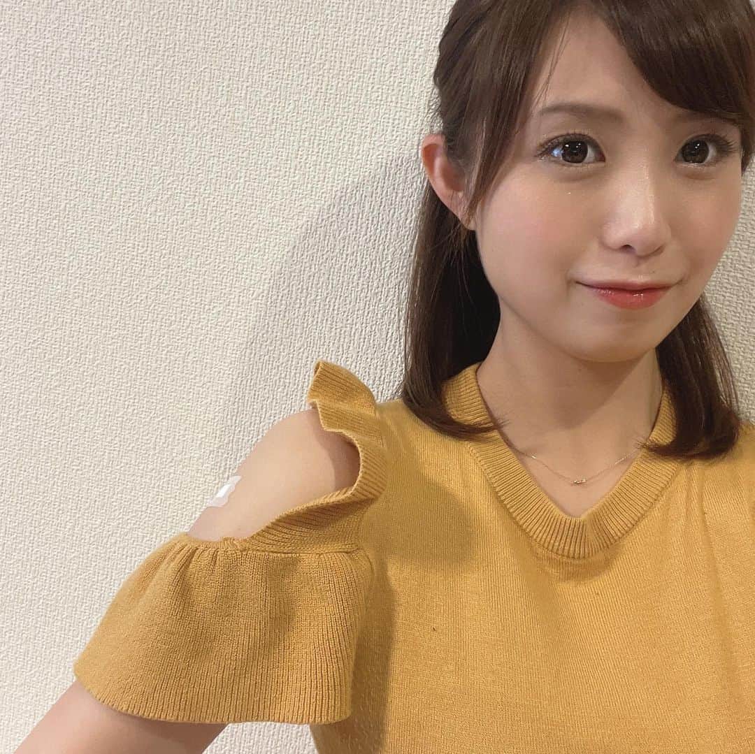 南條早紀のインスタグラム：「【期間限定ワクチンニット🌰】  この時期って、暑くなったり かと思えば時期相応の寒さになったり なんだかよくわからない気温のことが 多いですよね〜。  それで、何を着たらいいか迷子になること多数🤔  なかにはいまの時期にしか 着られない服もありますよね。  それが、この写真のノースリーブニット。  夏はニットだから暑いし、 もう少し寒くなると心許ない。笑  だから、暑いんだか寒いんだか、 よくわからない今しか着られない。  そんな服が、今年は大活躍しました。 そうです、ワクチン接種です💉  注射する肩周りのちょうどいいところに、 穴が空いてるので 服を脱ぐなど準備することなく 接種が可能なのです😎✨  先日2回目の接種の時にこの服を着ていって 看護師さんに 「ワクチン打つための服を着てきました！」 と伝えたら 「助かります😂」と答えてくれました。笑  …といいつつ、 実際は二の腕あたりにあるひらひらを 肩の上にずらして、 腕を覆うものを無くしてから 接種してもらいました😌✨  でもよく見ると、おしゃれなはずの隙間から 接種後のテープが完全にｺﾝﾆﾁﾊしてて なんか恥ずかしいですね🤣🤣  でも良い活用法が見つかって 得した気分です🙆🏻‍♀️笑  さーて。 今年はあと何回この服登板するかな🤔 食欲の秋に走りがちですが、 ファッションの秋も楽しみたいですね🍁✨  #秋 #秋服 #ノースリーブニット  #ワクチン #ワクチン接種 #便利 #秋コーデ #秋カラー #マスタード #マスタードカラー #ひらひら #富山 #肩出し #期間限定 #秋ファッション  #プチプラコーデ #プチプラファッション #イエベメイク #秋色 #ブルベ夏 #ファッション #二の腕 #カバー #toyama #fashion  #富山テレビ #アナウンサー #私服 #南條早紀 #なんじょうのにちじょう」