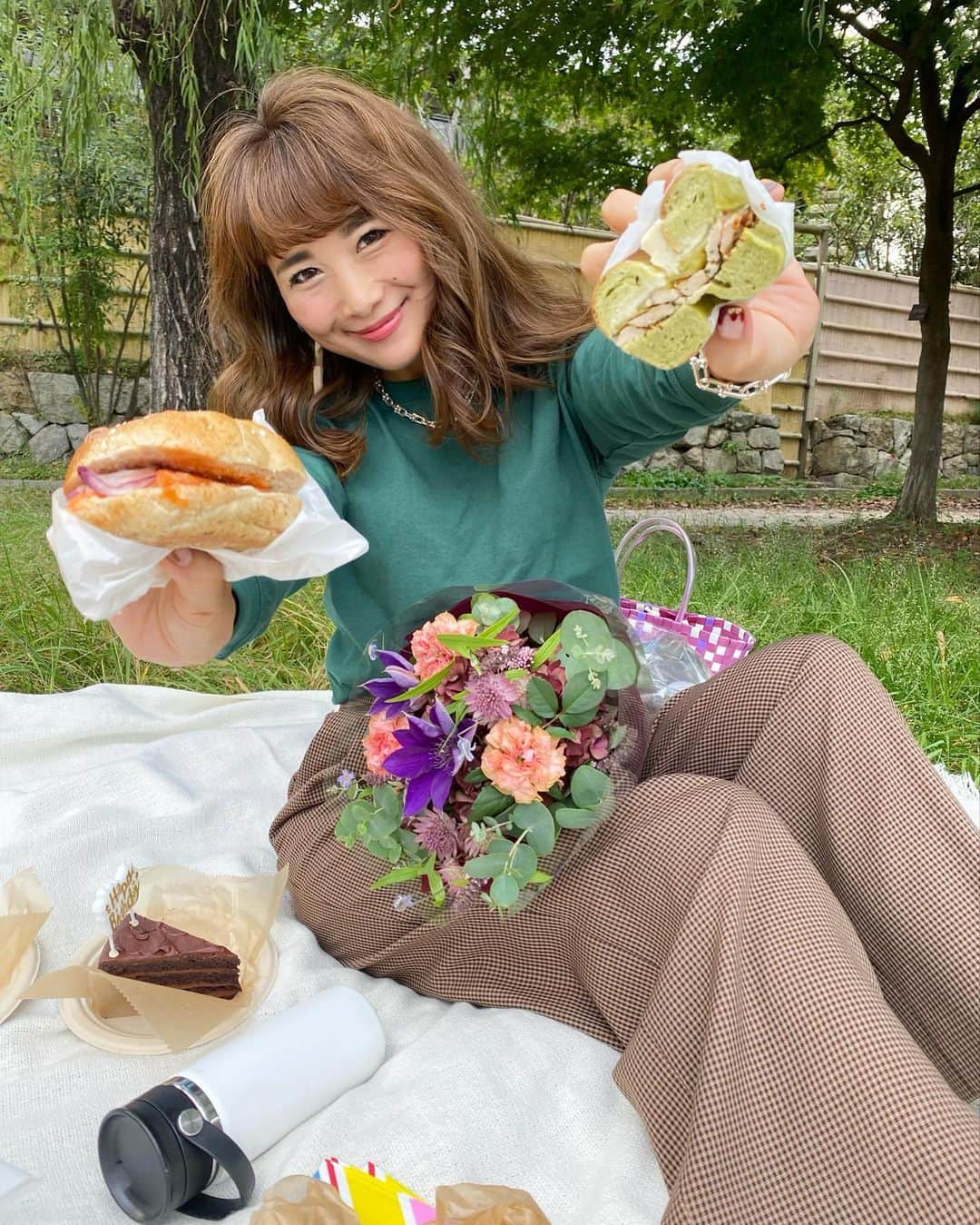 Mai Wakimizuのインスタグラム：「本当に突然決まった京都。お天気良かったので鴨川でピクニック♡Radio Bagelのベーグルサンドとスコーンに、Ralph's coffeeのケーキ、MARIAGEのお紅茶♡そしてお誕生日のお花。全てaoi @aoi_nakamura__が1人で用意してくれた（；＿；）お洒落なレストランでlunchやdinnerも良いけど、川を目の前に芝生でピクニック、なんて最高なの♡おかげで次の予定が推しまくり。2枚目、音ありで是非♡ #wakkingourmet#radiobagel#京都#kyoto」