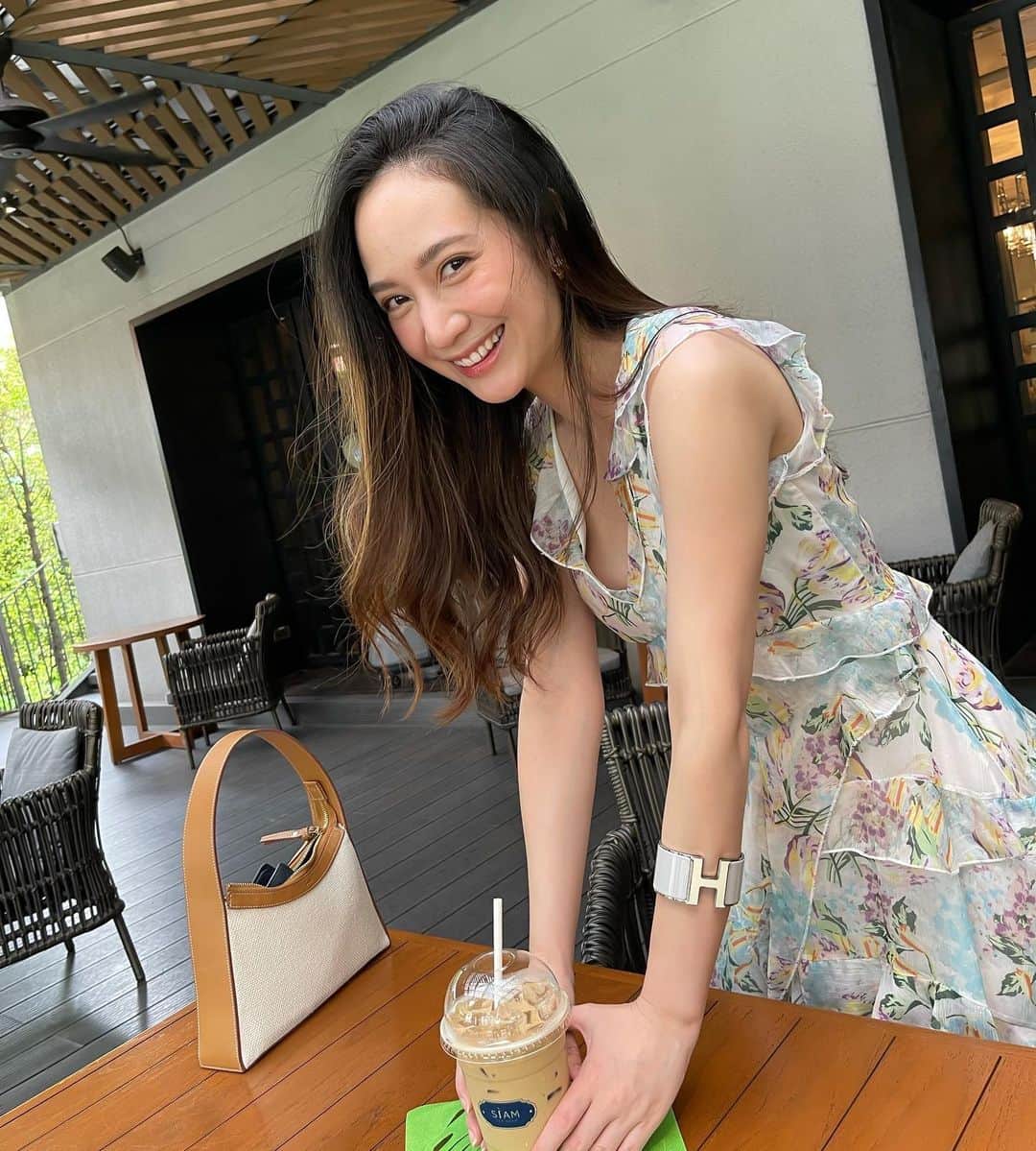 のインスタグラム：「เดียวนี้เริ่มติดกาแฟแล้ววว ☕️😆🦋」