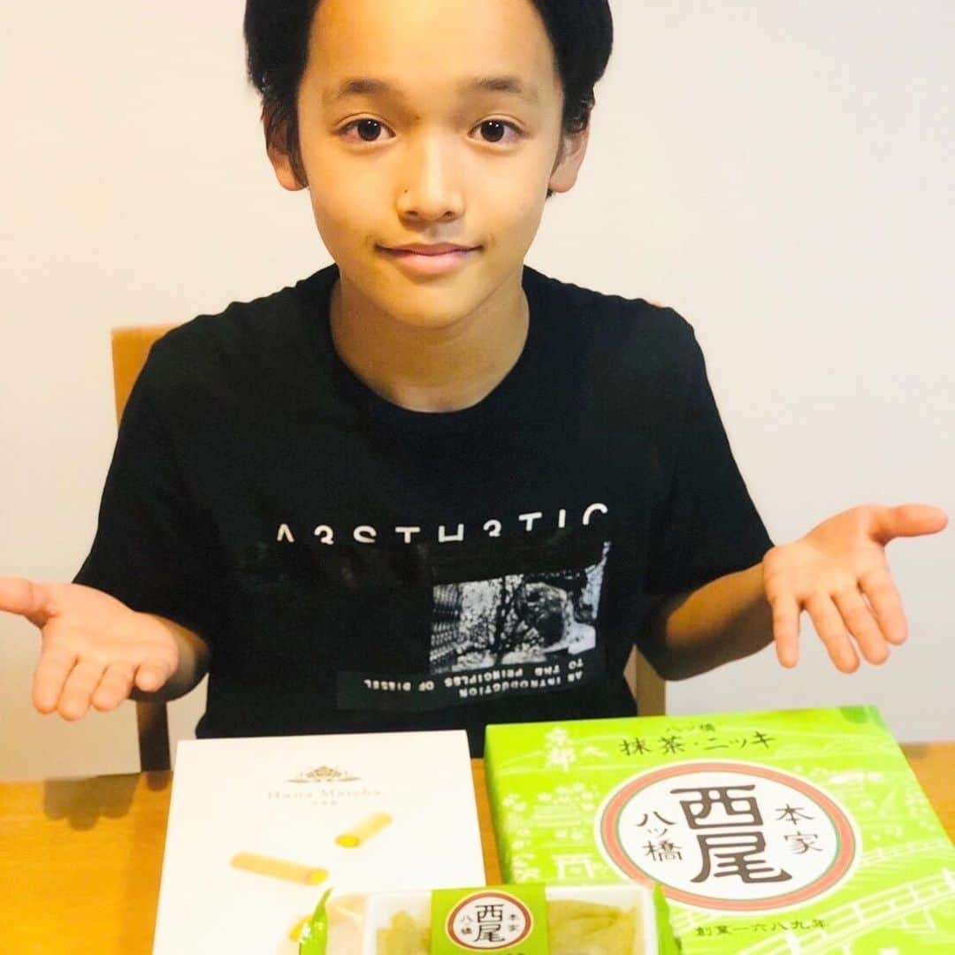 山口太幹のインスタグラム：「みんな〜、ただいま💕 たくさん、コメントもありがとうございます😊  修学旅行から、帰ってきたよ\(//∇//)\  京都と奈良に行ったんだ✨ 凄く緊張してて、準備は1週間前から、してたんだ😅  バスに乗ってる時も緊張で最初はお友達と話せず、窓からの景色をずっと見てたけど、時間が経ってくるに連れ、段々とお友達と喋れるようになったんだ(^^) その後はバスの中でお友達と遊んだり、喋ったりして凄く楽しかった❗️  見学先は法隆寺や東大寺、そして大徳寺などなど、色んな場所で歴史を学ぶ事ができたよ‼️  僕が一番心に残っているのは、美味しいご飯🍚 全て美味しかったけど、一番美味しかったのは、すき焼き🤗 お友達も「美味しい美味しい」って言いながら、食べてたんだ（笑）  あと、お土産には凄く時間かかったんだ😓 全然時間が足りなかったから、後悔してる😩 でも欲しい物は買えたから、良かったよ🥰  お土産は、八ッ橋とあんなまと花抹茶❣️ 僕は抹茶好きだから、抹茶の食べ物しか買ってきてないな（笑） お友達とお揃いの物買えば良かった😔  お友達と部屋で一緒に過ごした時間も凄く楽しかった（＾_＾） はしゃいだり、笑ったりして本当に楽しい時間だったんだ🤣 お友達と過ごした時間や、色んな歴史を学んだ時間は、大人になっても忘れないな〜^ - ^ 本当に楽しかったです✌︎ 最高な2日間でした(▰˘◡˘▰)  #山口太幹 #taikiyamaguchi #taikiumipro #子役 #小学生男子 #6年生男子 #歴史好き #謎解き好き #ビートボックス #バレーボール男子 #海汐プロダクション所属 #アービング所属 #修学旅行 #奈良観光 #京都観光 #学校行事 #ワクワク #ドキドキ #宿泊 #友達との時間 #友達との思い出 #最高の思い出 #最高の時間 #宝物 #八ッ橋 #あんなま #花抹茶 #本家西尾八ッ橋 #抹茶好き」