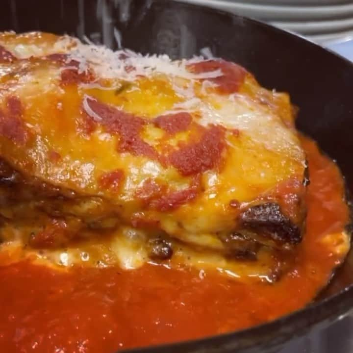 Arancino Di Mareのインスタグラム：「From the oven - L A S A G N E  AL  F O R N O 🇮🇹 #arancino #lasagna #honolulu #lasagne #mozzarella #waikiki #hawaii #アランチーノディマーレ #アランチーノ #イタリアン #パスタ #ハワイ #ホノルル #oahu #aloha #haleainaawards #hawaiisbestkitchens #italianrestaurant #italian #eat #eatinghawaii #hawaiifoodreviews #oahu #italy #tomatosauce #cheesy #pasta #dinner #cheese #lasagnealforno」