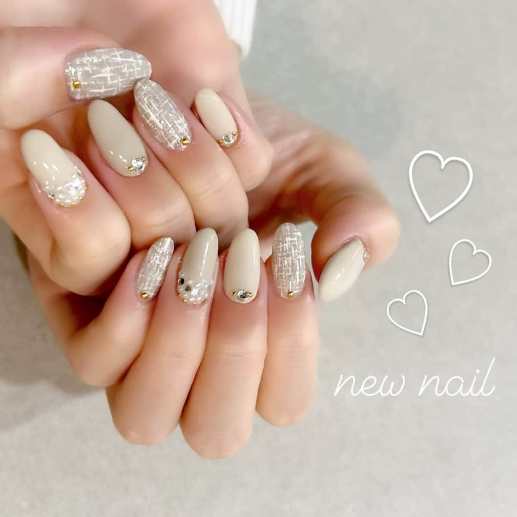 伊上あやさんのインスタグラム写真 - (伊上あやInstagram)「new nail💅 今回はツイード柄で秋っぽく♡ 手元が綺麗だと気分上がるね♪  #ネイルデザイン #ネイル #ツイードネイル #秋ネイル #ネイルアート #表参道 #表参道ネイルサロン」10月15日 9時53分 - o.aya_0613