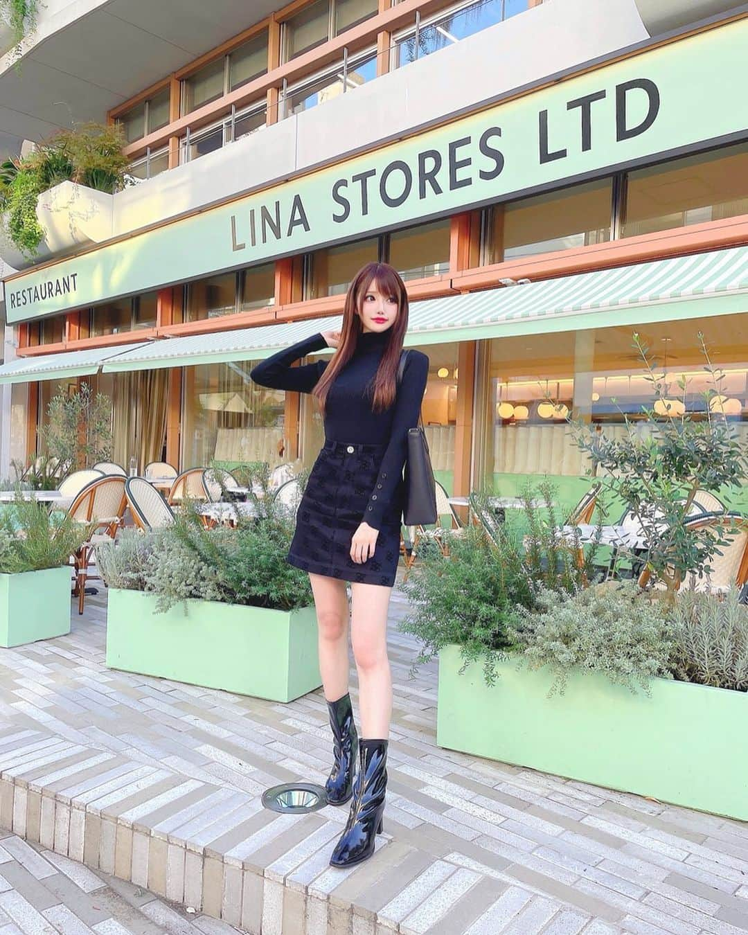 桜咲乃愛さんのインスタグラム写真 - (桜咲乃愛Instagram)「ミントカラーのかわいいCafe☕🌱  blackcode♥  tops @sucredouceur_official  bottom @fendi  shoes @sucredouceur_official  bag @sucredouceur_official   #コーデ#黒コーデ#秋服#秋コーデ #ストレートヘア #青山カフェ#表参道カフェ#青山ランチ #ミニスカート#シンプルコーデ #sucredouceur#fendi」10月15日 10時08分 - noasama1101