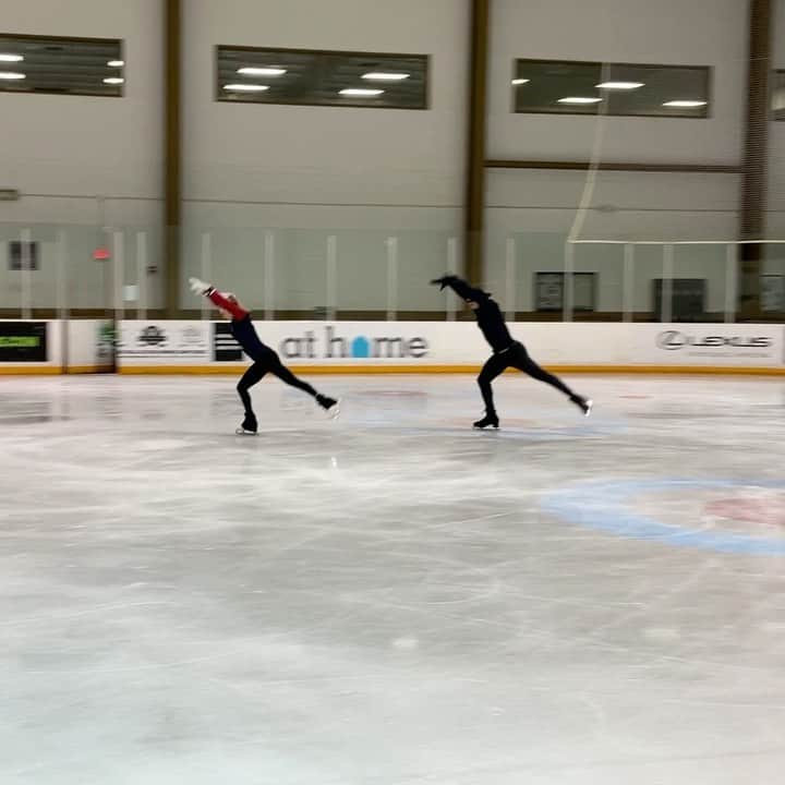 アシュリー・ケインのインスタグラム：「jet lag got us feeling some type of way 🙈」