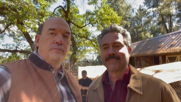 ジョン・キャロル・リンチのインスタグラム：「@omarmetwally and I have a public service announcement: #iasolidarity @iatse @ia_stories」