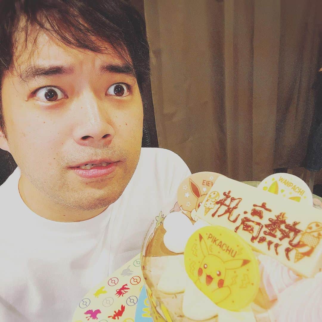 のインスタグラム：「_ ワクチンの副反応で高熱が出ました アイス食べたいなってなりました アイスケーキも売っていました 大人になってこんな高熱が出ることもないので 祝いつつ、1人でワンホールいただきました #サーティワンアイスケーキ  #文字は自分で書きました」