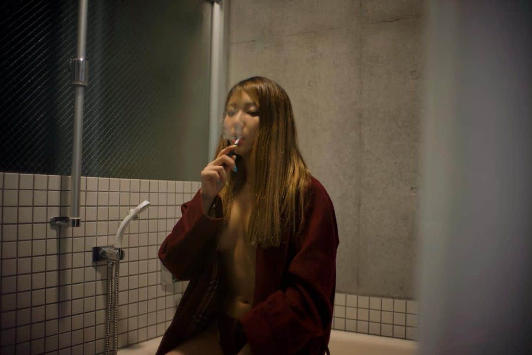緒方友莉奈さんのインスタグラム写真 - (緒方友莉奈Instagram)「私にとって愛する人は あなたに愛してもらえない。 あなたにとってのおもちゃは 私にとって大切な人。  #エモい #エモい写真  #たばこ  #タバコ #写真好きな人と繋がりたい  #写真」10月15日 10時38分 - ogatayurina