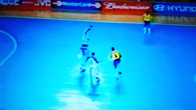 アレッサンドロ・ローザ・ヴィエイラのインスタグラム：「#TBT do #TBT   🤷🏻‍♂️ Como você chama esse drible?   🌍 Mundial 2000 - Brasil x Rússia」