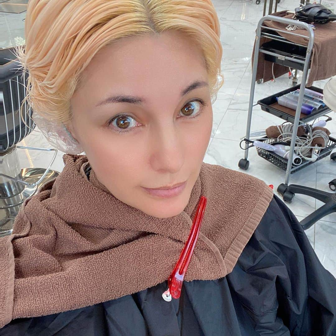 梅宮アンナさんのインスタグラム写真 - (梅宮アンナInstagram)「久々の @hairsalon_lapis_official へ  担当は @gen.0212 さん⭐️  全体をブリーチして、  今回は、ベースをかなり明るくして⭐️  よく受ける質問ですが、  何色を入れていますか？と。  カラーは、  シルバーと、ピンクです。  ベースのカラーが、一番重要でして。  ベースをかなり明るくしないと、カラーリングした時、色が入いらない。  数字で例えるなら、  1から10として、  8くらいまで明るくしている私です😊😊  ３枚目の動画　４枚目の写真は、ブリーチ前のカラーです。  普通に考えたら明るいかもですが、  色がくすんでいます。  これだと、理想のカラーは、入らないのです🤔  だから、今回は全体をブリーチしまして⭐️⭐️⭐️⭐️⭐️✌️  次回からは、根元だけのブリーチになります。  2ヶ月後に根元だけ。  コレをずっと繰り返すのです💕💁‍♀️  次回は12月。その次は、2月といったスケジュールなのです。  根元ブリーチをするまでの間には、何回かオンカラーしたり、  自宅で、カラーバターしたり⭐️ ブランドは、 @ancels_colorbutter   今回も試しましたが、  ブリーチをする3日前から髪の毛を洗わないの、  そうすると、ブリーチする時、地肌痛くなかった✌️🙆‍♀️😅  頭皮にあるアブラが、  保護してくれるんですよね。  ブリーチをする時、痛みを感じる方は、  一度試してみて欲しいな💕💕💕  だいぶ違うよ💕💕  #美容院 #ヘアカラー  #ヘアブリーチ  #渋谷ラピス  #カラーバター」10月15日 7時03分 - annaumemiya