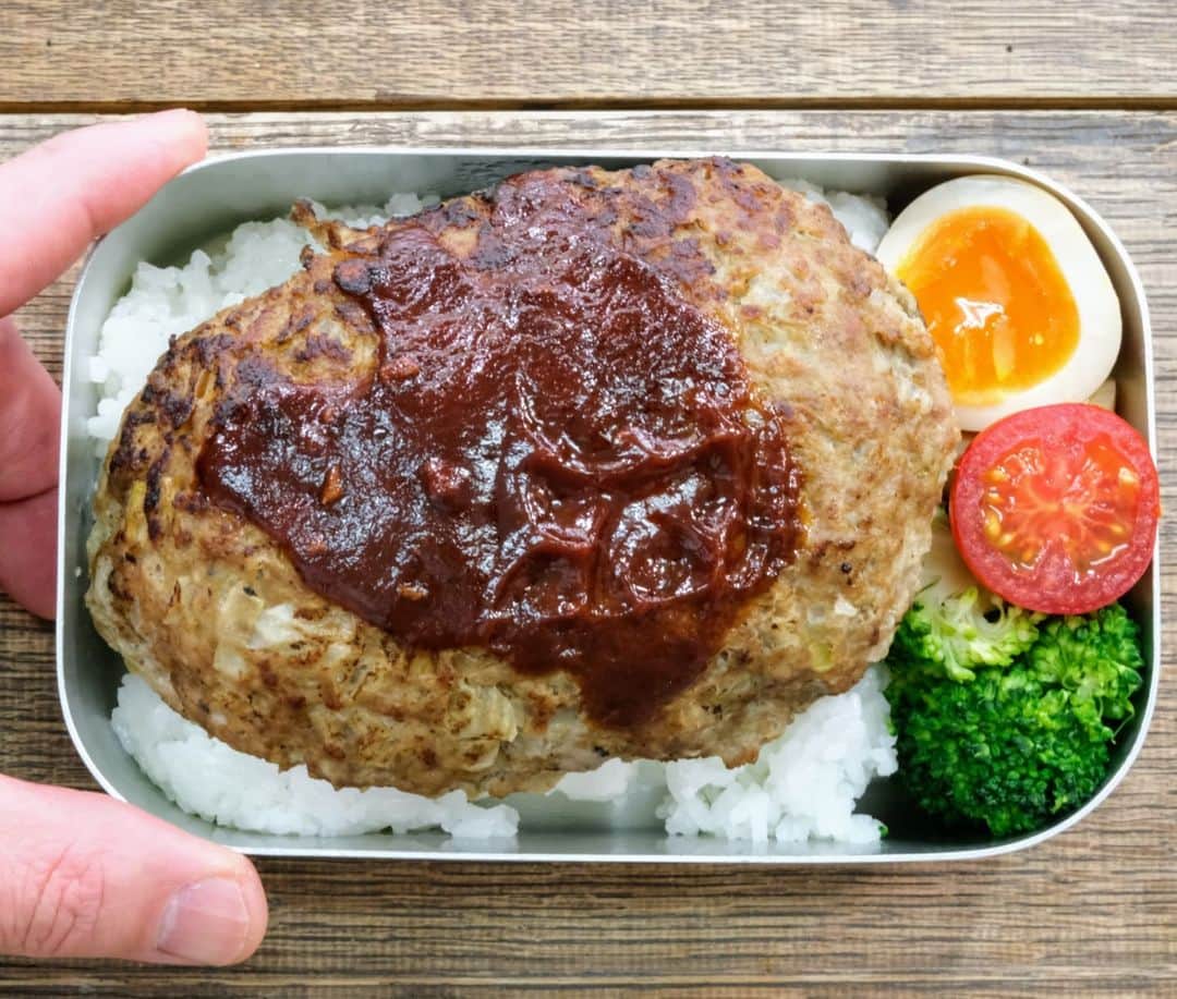 わたをさんのインスタグラム写真 - (わたをInstagram)「🥳🥳 本日放送のLOVEメシはハンバーグ弁当だよ。見てね！  ゴジカル 四国放送16:50〜  春頃に撮影したやつなので、二人とも初々しい。多分🤼  #四国放送 #徳島 #ゴジカル #生放送 #ゴジカル金曜日 #LOVEメシ #ラブメシ #わた弁 #弁当 #お弁当 #弁当男子 #ハンバーグ #bento #Yummy #delicious #Japan #Japanesefood #Japaneselunch #bentobox #lunchbox」10月15日 7時05分 - watao.n