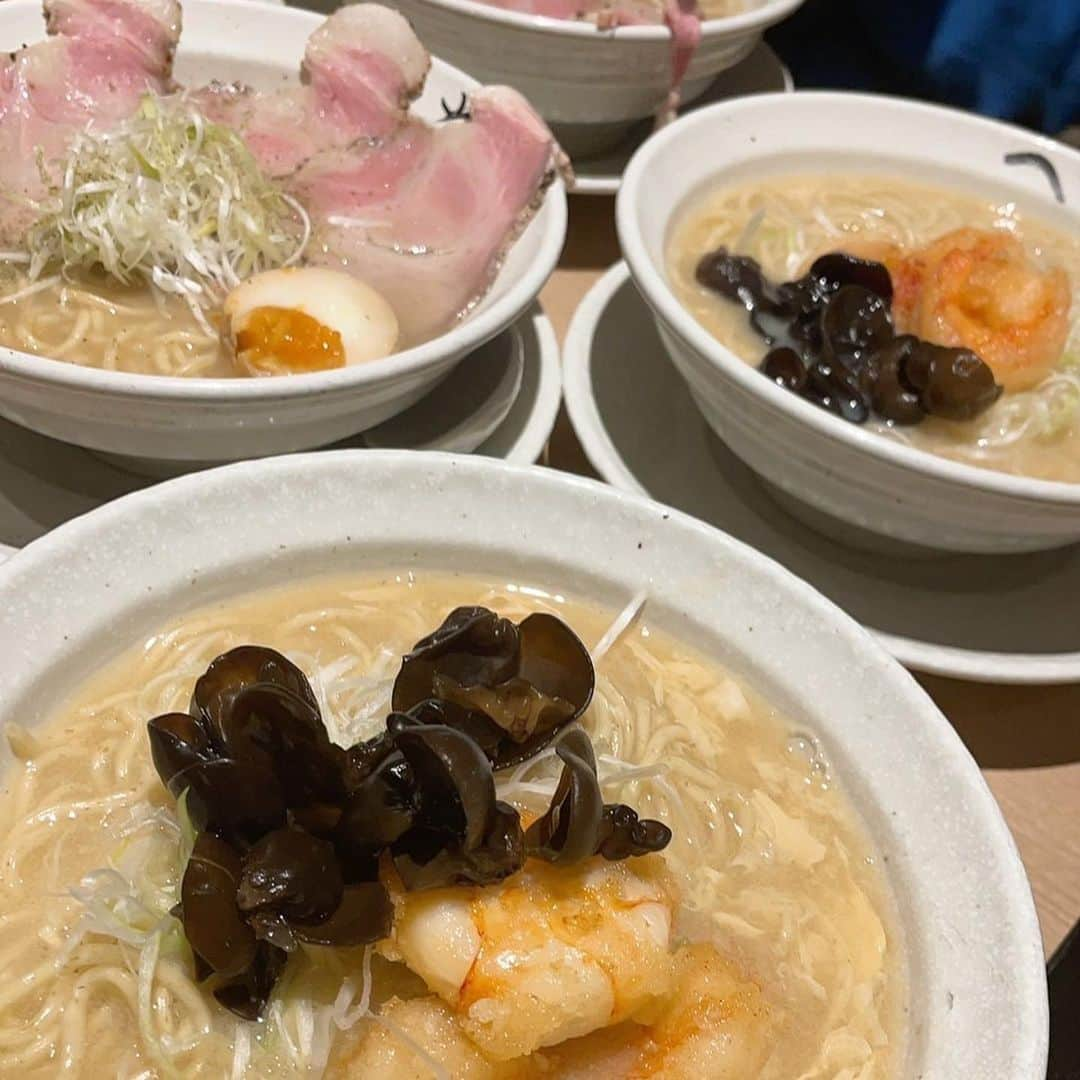 モモコさんのインスタグラム写真 - (モモコInstagram)「大好きな京天神野口の大ちゃんが麺屋優光とコラボラーメンをするというので、行ってきました✨ 海老ラーメン、鯛ラーメン堪能しました‼️ お腹いっぱい😆👍🏼  昨日配信のYouTubeは、東京の美味しいお店を2軒紹介しています✨ めちゃ美味しかったです‼️ 見て、機会があれば行ってみてね💕  #ハイヒールモモコ #👠 #👠🍑 #CHANEL #シャネラー #グルメ #アメブロ  #YouTube #モモコ新聞 #テクストゥーラ #中華とスペイン料理 #コラボ #紅鹿舎 #ピザトースト発祥のお店  #京天神野口 #麺屋優光 #コラボラーメン #海老ラーメン #鯛ラーメン」10月15日 8時04分 - highheel_momoko