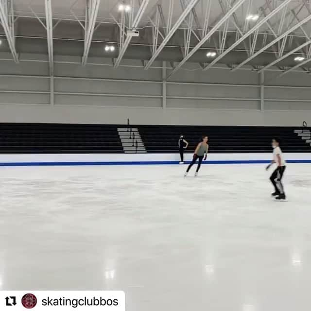 サイモン・シュナピアのインスタグラム：「Boom!!! 👊🏼  #Repost @skatingclubbos with @make_repost ・・・ Difficult entry into a beautiful double axel! @brendan.skates  . . #difficultentry #doubleaxel #skatingclubbos #figureskating #triplesal #usfigureskating #jumps #spins #iceskatingcoach #iceskating #figureskatingislife #figureskatingcoach #danceonice #usfigureskating #isufigureskating #johnwilsonblades #edeafamily #figureskatingthings #patinageartistico #boston」