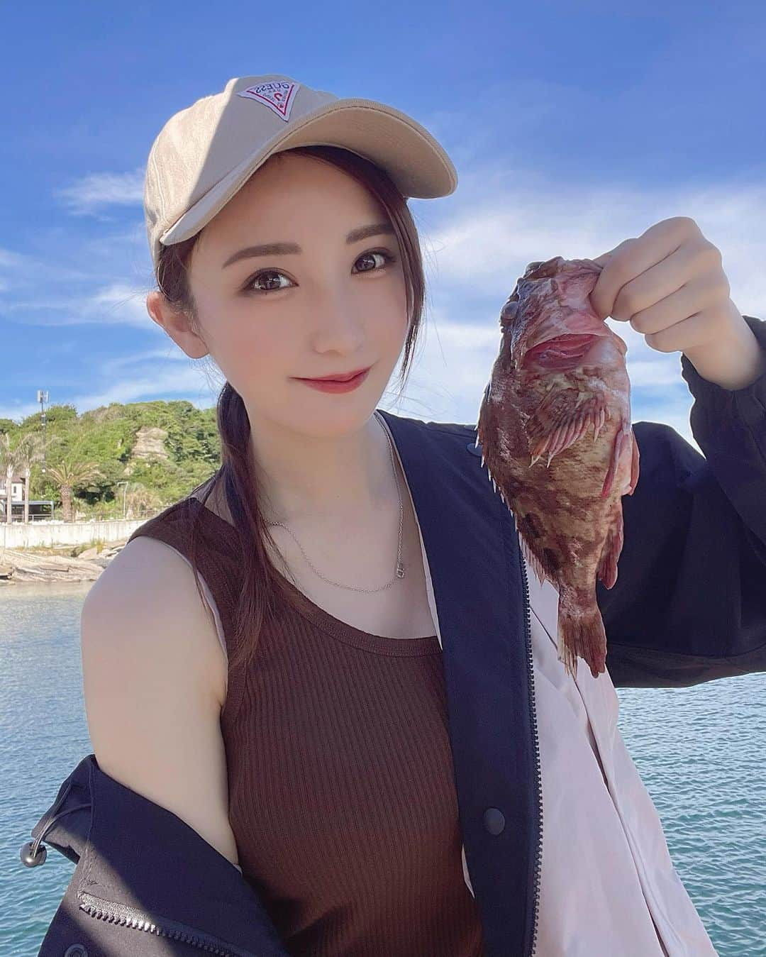 伊藤愛真さんのインスタグラム写真 - (伊藤愛真Instagram)「えまが出演してるソニー損保のCM 見たよって報告たくさんもらう🥰 . ABEMA TVで今流れてるみたい！ チェックしてみてね！ . また釣り行きたーい🥺🎣」10月15日 19時46分 - __emagram