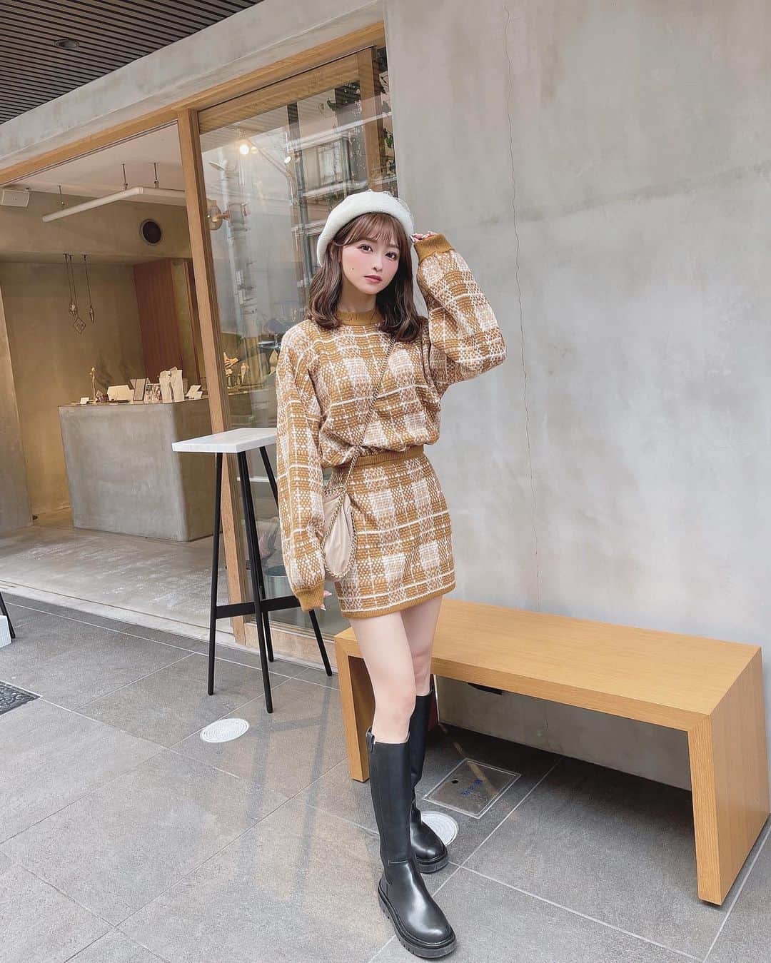 のインスタグラム：「⁡ ⁡ ⁡ ⁡ #teacode  ⁡ 普段選ばない色😳 今年の秋冬は色んなカラーに挑戦したいな〜！！！ ⁡ お気に入りのboots👢 今年とっても活躍しそうな予感🥺🤍 ⁡ setup〻 @darich_official  bag〻 @stellamccartney  beret〻 @eimyistoire_official  boots〻 @amail_official  ⁡ ⁡ #カラコン #ootd #outfit #coordinate #fashion #コスメ好き  #自まつ毛メイク #りなてぃー #pr ⁡ ⁡ ⁡」