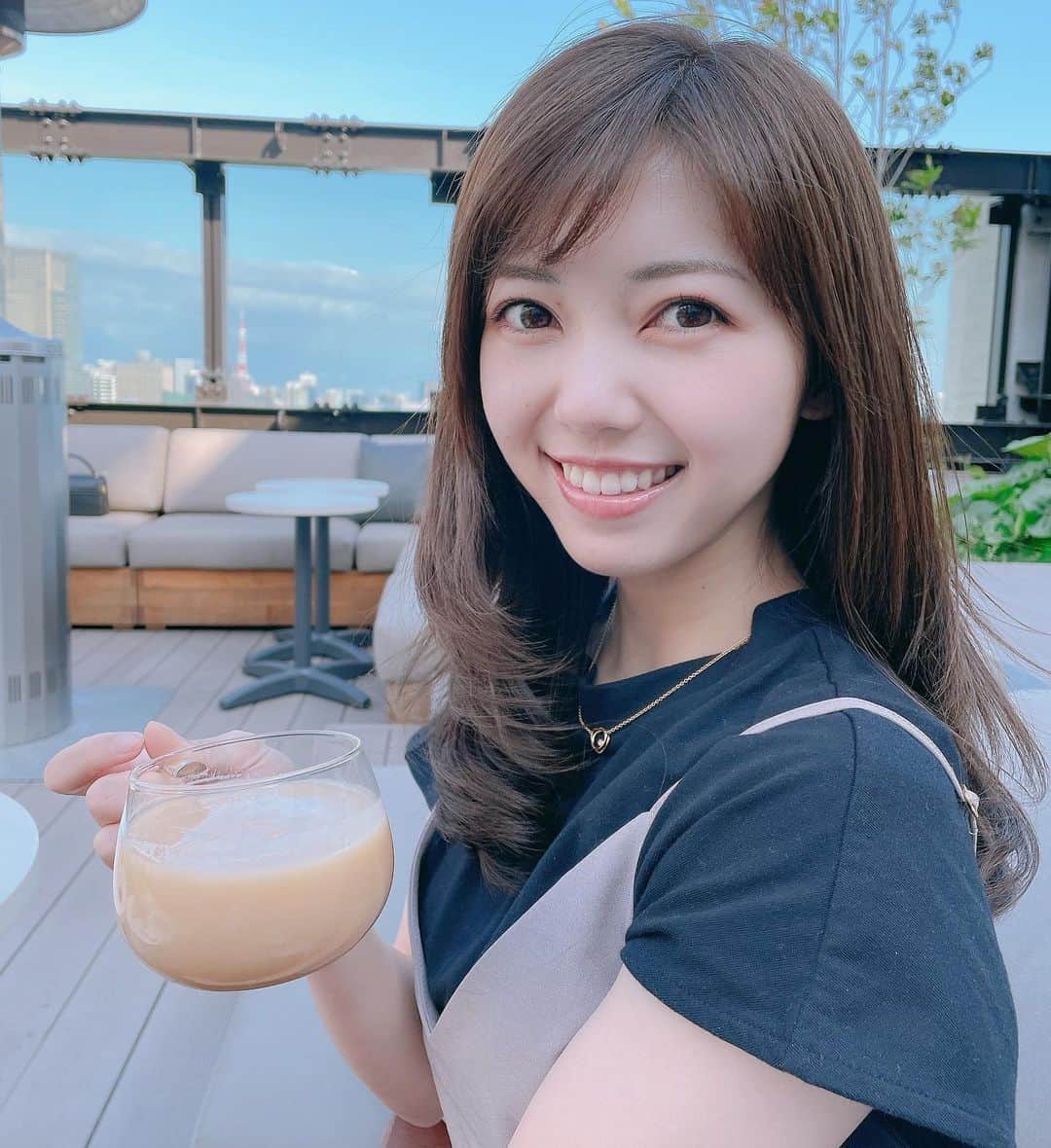 川又智菜美のインスタグラム：「屋上カフェにて☕️  ⁡ 結構風が強い日だったのですが🌬 とってもまったりとした時間が過ごせて こういう息抜きも大事だなぁと思いました☺️💕 ⁡ 今週も金曜日までみなさまお疲れ様でした💛 ⁡ #カフェ」