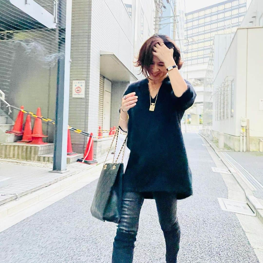 大草直子さんのインスタグラム写真 - (大草直子Instagram)「わあい、金曜日だ！　今日もたくさん働いたー。ATONのポップアップから次の現場（笑）へ向かう途中なう。前の仕事が長引き、17時をかなりまわってしまいました。長くお待ちくださり、予定が、と帰られた方々、本当にすみませんでした。久しぶりにお話しできた方もいらして、やっぱりリアルは良いなあ、と実感したモメントでした💚生キャラメル、間違えた生キャメルのノーカラーコート、花金、いや違う、花紺のコート。かなりお問い合わせがあり、もうほぼないそうです。詳しくは @naokookusa_styling のIGTVをご覧くださいませ。今日も大好きな人と、大好きな時間を過ごせますように！ @aton_tokyo  @naokookusa_styling  #frame #amarcstore #chanel #履いているブーツは #fabiorusconi と #amarcstore のコラボレーション #10月末発刊のAMARCmagazine #でお買い求め頂けます #magazineは #amazonで予約できます」10月15日 18時21分 - naokookusa