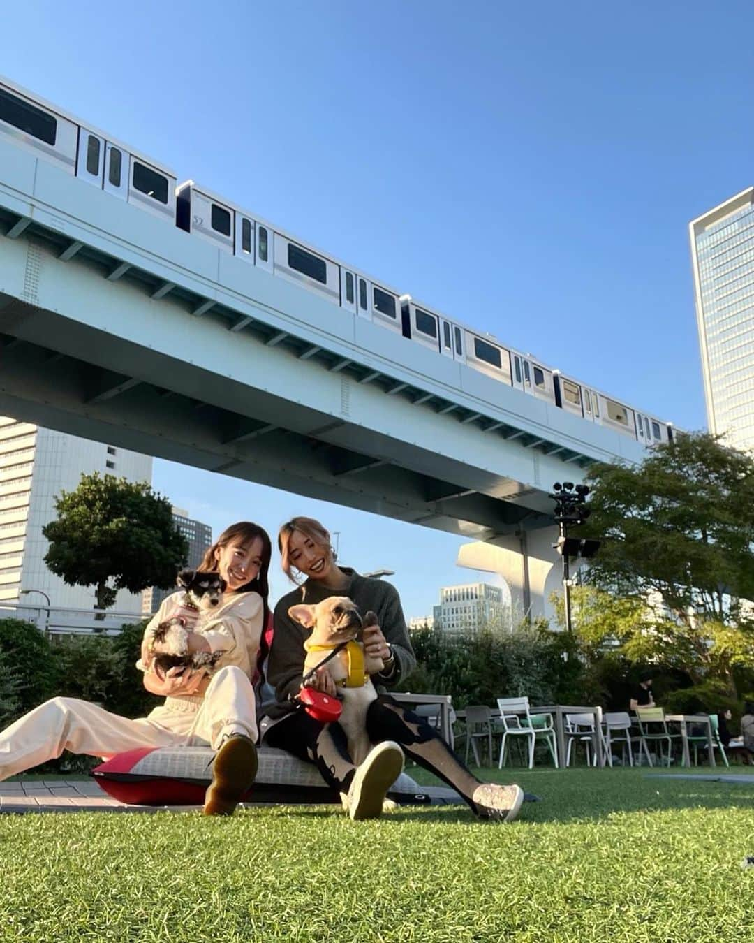 黒ユイさんのインスタグラム写真 - (黒ユイInstagram)「☀️ しーちゃんとファナと ランチ🍽🤤with 愛犬ちゃん  2人から結婚祝いもらいました🥲💕 お洒落グラスありがとう🥂 新居で大切に使うね🥺💕  初めてのランチくん🐕‍🦺 可愛い❤️おさがりも着てくれて嬉しい🥰 ランチくん触ってマロン抱っこしたら マロンの大きさにビックリする🤣  大阪行く前にマロンと一緒に会えてよかった💖 あと数日で東京に行くなんて実感がないなー🥲」10月15日 18時42分 - yui_my_life