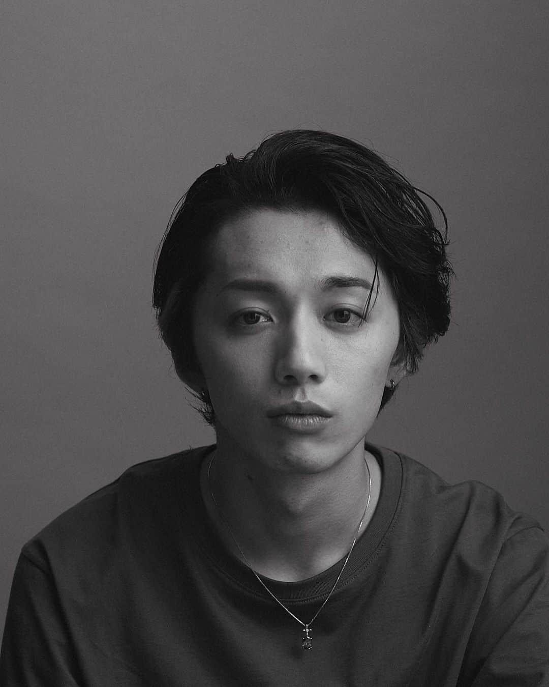 大原海輝のインスタグラム：「おめでとうをありがとうございます。27歳になりました。  最近、凄く生きてるって感じられてるんですよね。仲良い皆んなに囲ませて毎日が驚くほどに幸せです。ありがとう。」