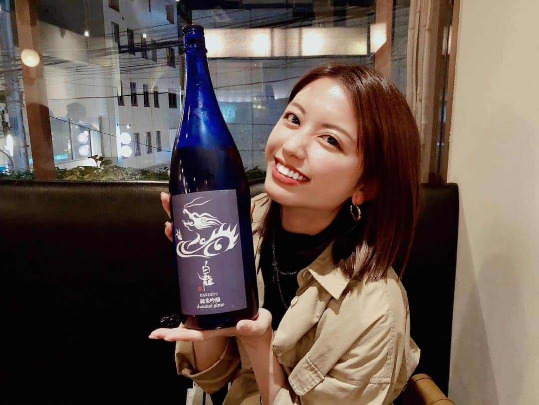 西村まどかさんのインスタグラム写真 - (西村まどかInstagram)「最近は、全国のちょっとコアな日本酒を調べるのがマイブームです🍶それに合うおつまみは何だろう！なんて考えるのも、日本酒には正解もルールもない分とっても楽しい🥰  そんな私にもぴったりすぎる、笑  #オンライン日本酒フェア が 開催中なので、ぜひ興味のある方は見てみてね🍶  10/15~10/17、10/23~10/24、10/30 https://www.youtube.com/channel/UCwE9kgnx9Cjgef5mgFLH5UA  日本酒好きにはたまらないイベントなのは間違いなしですが、日本酒が詳しくない方でも、日常に活かせる楽しみ方が学べます！これを機に自分の好みが知れるからおすすめです♪  あと、全国のお酒がたくさん詳しく知れるから、その土地に行った気分になれるのも楽しい！！！  お酒がより美味しい季節になってきましたね😘♪  ※お酒は二十歳になってから   #日本酒 #日本酒造組合 #日本酒女子  #熱燗の季節 #日本酒好き #唎酒師 #プロモーション日本酒フェア」10月15日 18時35分 - madoka_nsmr