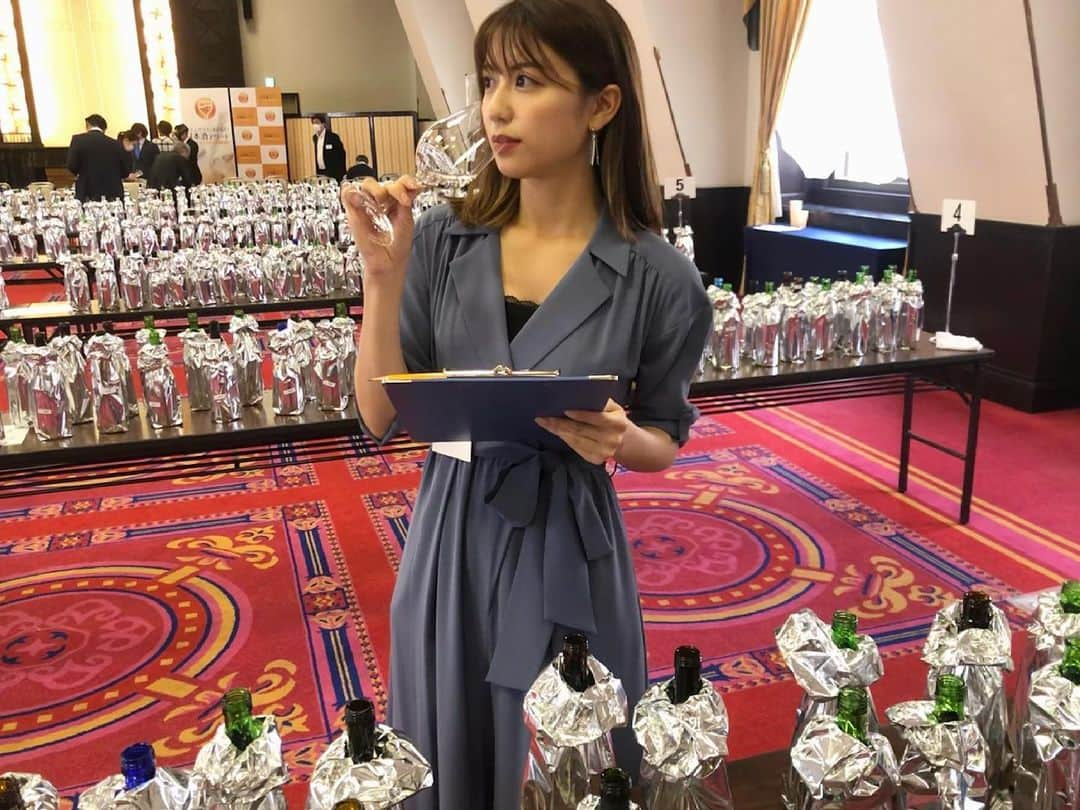 西村まどかさんのインスタグラム写真 - (西村まどかInstagram)「最近は、全国のちょっとコアな日本酒を調べるのがマイブームです🍶それに合うおつまみは何だろう！なんて考えるのも、日本酒には正解もルールもない分とっても楽しい🥰  そんな私にもぴったりすぎる、笑  #オンライン日本酒フェア が 開催中なので、ぜひ興味のある方は見てみてね🍶  10/15~10/17、10/23~10/24、10/30 https://www.youtube.com/channel/UCwE9kgnx9Cjgef5mgFLH5UA  日本酒好きにはたまらないイベントなのは間違いなしですが、日本酒が詳しくない方でも、日常に活かせる楽しみ方が学べます！これを機に自分の好みが知れるからおすすめです♪  あと、全国のお酒がたくさん詳しく知れるから、その土地に行った気分になれるのも楽しい！！！  お酒がより美味しい季節になってきましたね😘♪  ※お酒は二十歳になってから   #日本酒 #日本酒造組合 #日本酒女子  #熱燗の季節 #日本酒好き #唎酒師 #プロモーション日本酒フェア」10月15日 18時35分 - madoka_nsmr