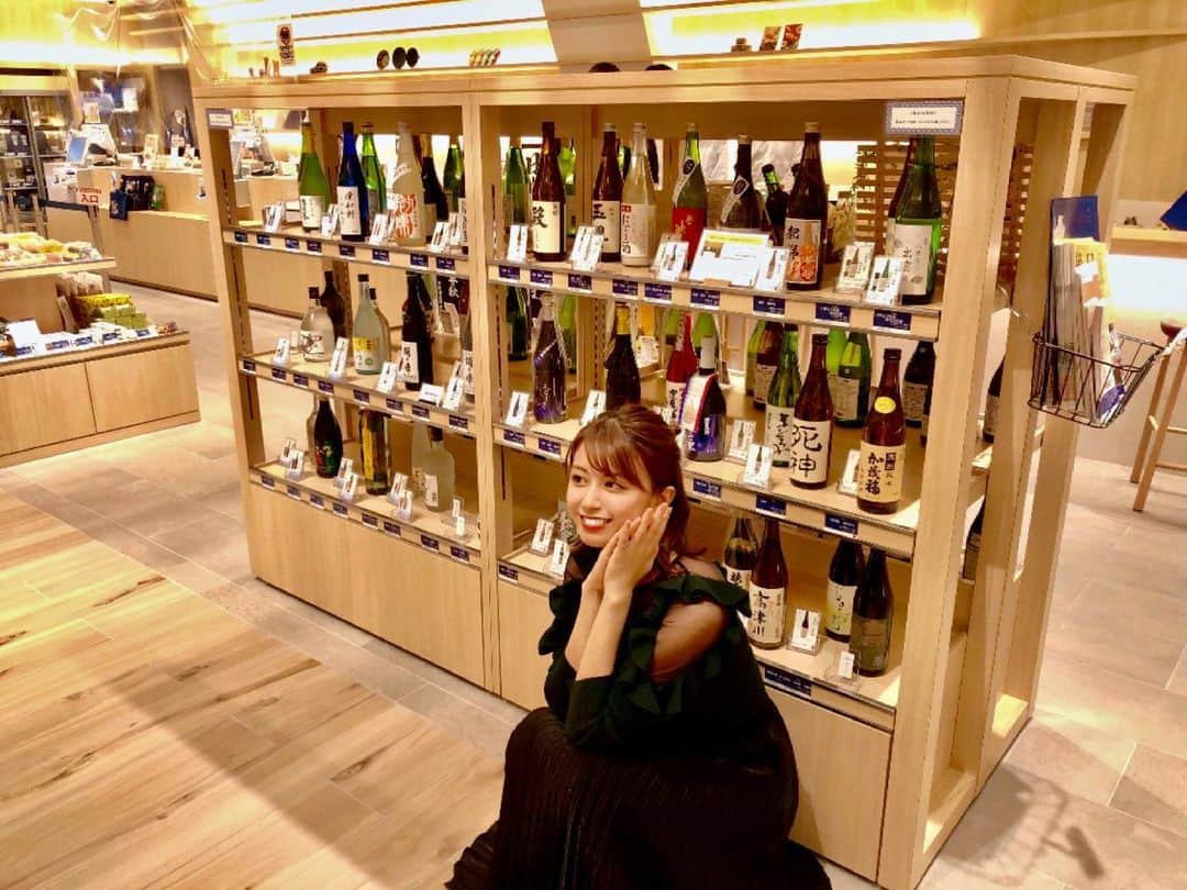 西村まどかさんのインスタグラム写真 - (西村まどかInstagram)「最近は、全国のちょっとコアな日本酒を調べるのがマイブームです🍶それに合うおつまみは何だろう！なんて考えるのも、日本酒には正解もルールもない分とっても楽しい🥰  そんな私にもぴったりすぎる、笑  #オンライン日本酒フェア が 開催中なので、ぜひ興味のある方は見てみてね🍶  10/15~10/17、10/23~10/24、10/30 https://www.youtube.com/channel/UCwE9kgnx9Cjgef5mgFLH5UA  日本酒好きにはたまらないイベントなのは間違いなしですが、日本酒が詳しくない方でも、日常に活かせる楽しみ方が学べます！これを機に自分の好みが知れるからおすすめです♪  あと、全国のお酒がたくさん詳しく知れるから、その土地に行った気分になれるのも楽しい！！！  お酒がより美味しい季節になってきましたね😘♪  ※お酒は二十歳になってから   #日本酒 #日本酒造組合 #日本酒女子  #熱燗の季節 #日本酒好き #唎酒師 #プロモーション日本酒フェア」10月15日 18時35分 - madoka_nsmr