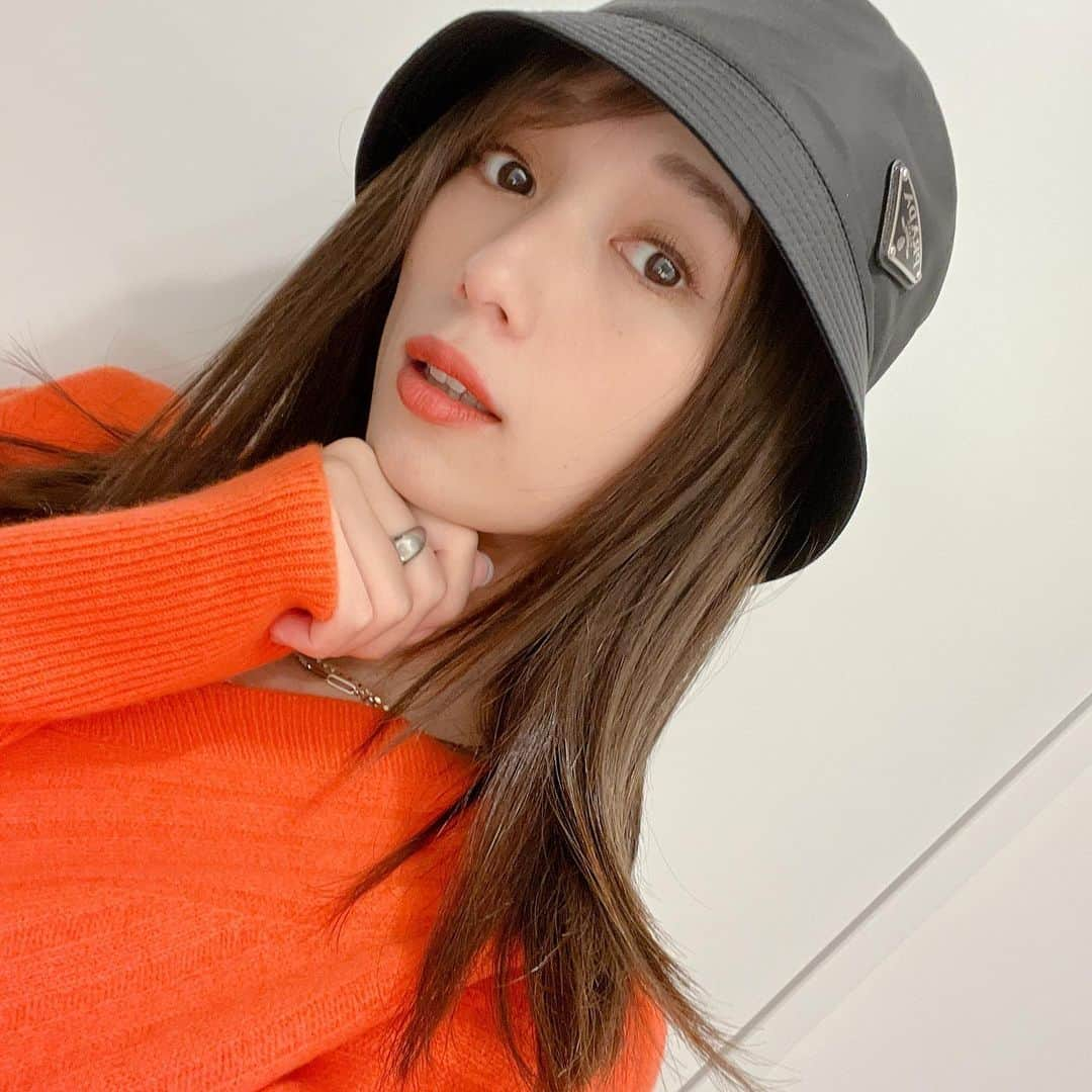 広瀬未花さんのインスタグラム写真 - (広瀬未花Instagram)「オレンジ🧡が可愛い〜♪♪  温かみのある暖色って、この時期特に着たくなりますよね〜😊  カシミア混のニットはやはり肌触りが良くて 気持ち〜🧡🧡  @prada バケットハットも お気に入り♪♪♪」10月15日 18時36分 - micahirose