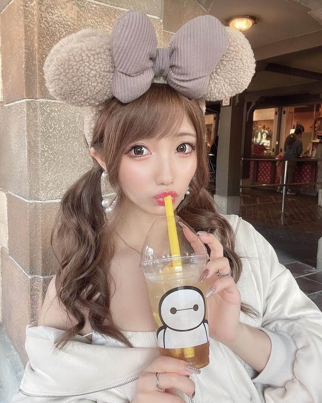 まゆぴちゅーさんのインスタグラム写真 - (まゆぴちゅーInstagram)「TDL🐭🏰♡ベイマックスドリンク( •─• )🥤🤍 (髪ボサボサなってますw)  今日はなんと一年ちょいぶりの超久々な ディズニーだったのーーーー🥺🥺🥺💓💓💓  このベイマックスのスパークリングゼリードリンク めちゃめちゃ可愛くない？？😍😍😍🤍🤍  味もレモンスカッシュ味で美味しかった🍋🥤💋  また写真とか更新しまぁす💗  ディズニー最高ぉぉぉおぉぉぉ〜〜🥺🥺✨✨ . . . #ベイマックス #ディズニーランド #ディズニーコーデ #ディズニーカチューシャ #ミニーカチューシャ #ディズニーフード #ディズニー秋コーデ #秋コーデ #パーカーコーデ #パーカー女子 #ビジョビ」10月15日 18時48分 - mayu_03pichu