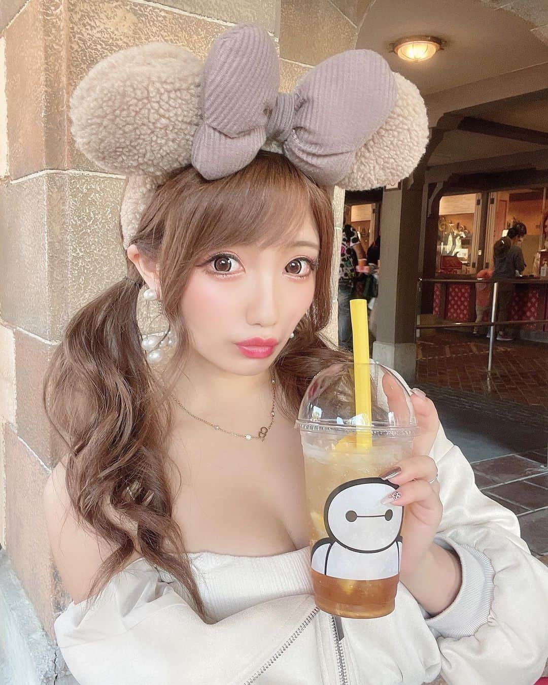 まゆぴちゅーさんのインスタグラム写真 - (まゆぴちゅーInstagram)「TDL🐭🏰♡ベイマックスドリンク( •─• )🥤🤍 (髪ボサボサなってますw)  今日はなんと一年ちょいぶりの超久々な ディズニーだったのーーーー🥺🥺🥺💓💓💓  このベイマックスのスパークリングゼリードリンク めちゃめちゃ可愛くない？？😍😍😍🤍🤍  味もレモンスカッシュ味で美味しかった🍋🥤💋  また写真とか更新しまぁす💗  ディズニー最高ぉぉぉおぉぉぉ〜〜🥺🥺✨✨ . . . #ベイマックス #ディズニーランド #ディズニーコーデ #ディズニーカチューシャ #ミニーカチューシャ #ディズニーフード #ディズニー秋コーデ #秋コーデ #パーカーコーデ #パーカー女子 #ビジョビ」10月15日 18時48分 - mayu_03pichu