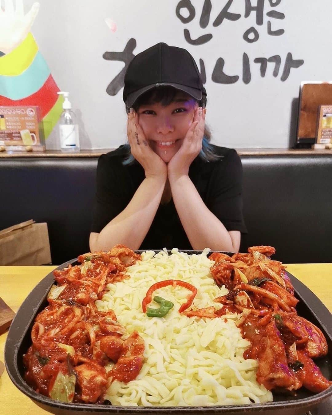 風子のインスタグラム：「この間、道玄坂にある韓国料理屋さんに行ってきたよ😻  チーズタッカルビ食べた🫕🍖 チーズの量すごい😹💛 コースにしたんだけどお腹ペコペコに空かせていかないと食べきれないくらいの量出てくるので注意😹💛  全ての料理美味しかったよ！ 本当オススメしたいお店😺  pr @mddkbshibuya #チーズタッカルビ #渋谷韓国料理 #韓国料理 #明洞タッカルビ #タッカルビ #甘辛だれ」