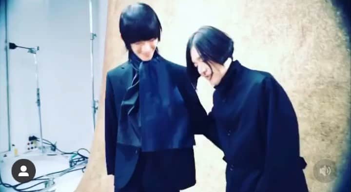 山田大地のインスタグラム：「Behind the scene for @lanvincollection_mens  Thank you for always @stsukezane !!!!!  長丁場で僕たちよりも疲れているのにも関わらず最後まで明るく祐真さん初めスタッフのみなさん、ありがとうございました😭」