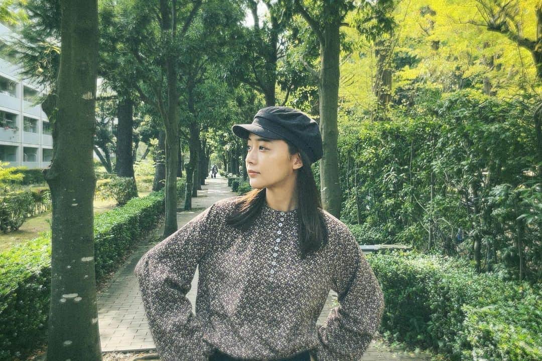 のインスタグラム：「@n._official  のお気に入りのトップス👚　  #袖ぽわんでかわいいのです　#撮影で着て可愛くてゲットした　#即着る人　#photoby妹　#なんでも良いから映えさせてという姉のパワハラ　#笑　#フィルムカメラのアプリで撮ってもらったらなんとなくエモい　#安定の手首にゴム　#4枚目と5枚目は映えから程遠い　#なぜこうなった　#笑　#最後の2枚は撮影時の写真」