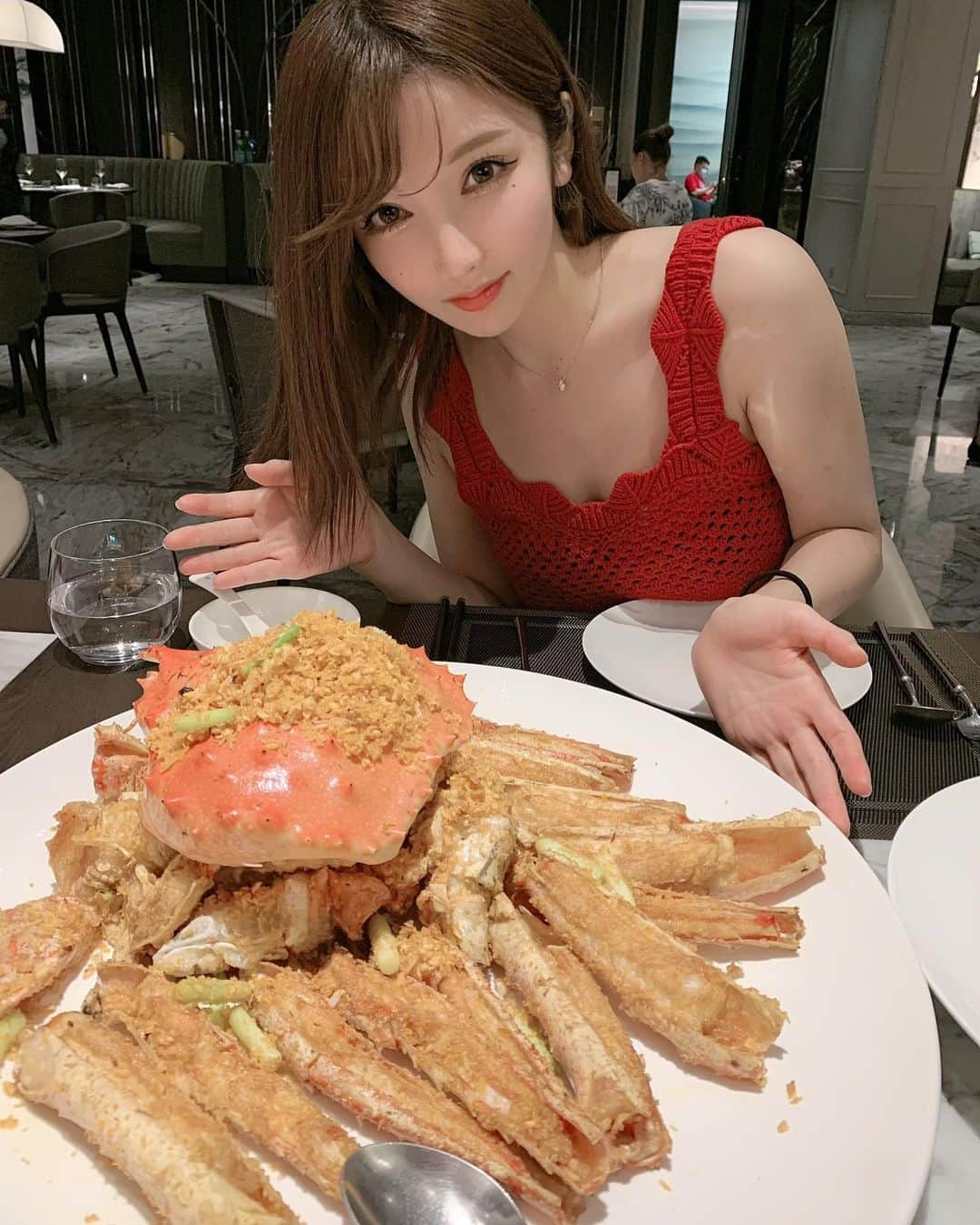 明日花レイナさんのインスタグラム写真 - (明日花レイナInstagram)「3kgの蟹🦀 フードファイターになった気分だったw  #時差投稿 #手首の黒ゴム #ダサい」10月15日 19時15分 - reina_asuka