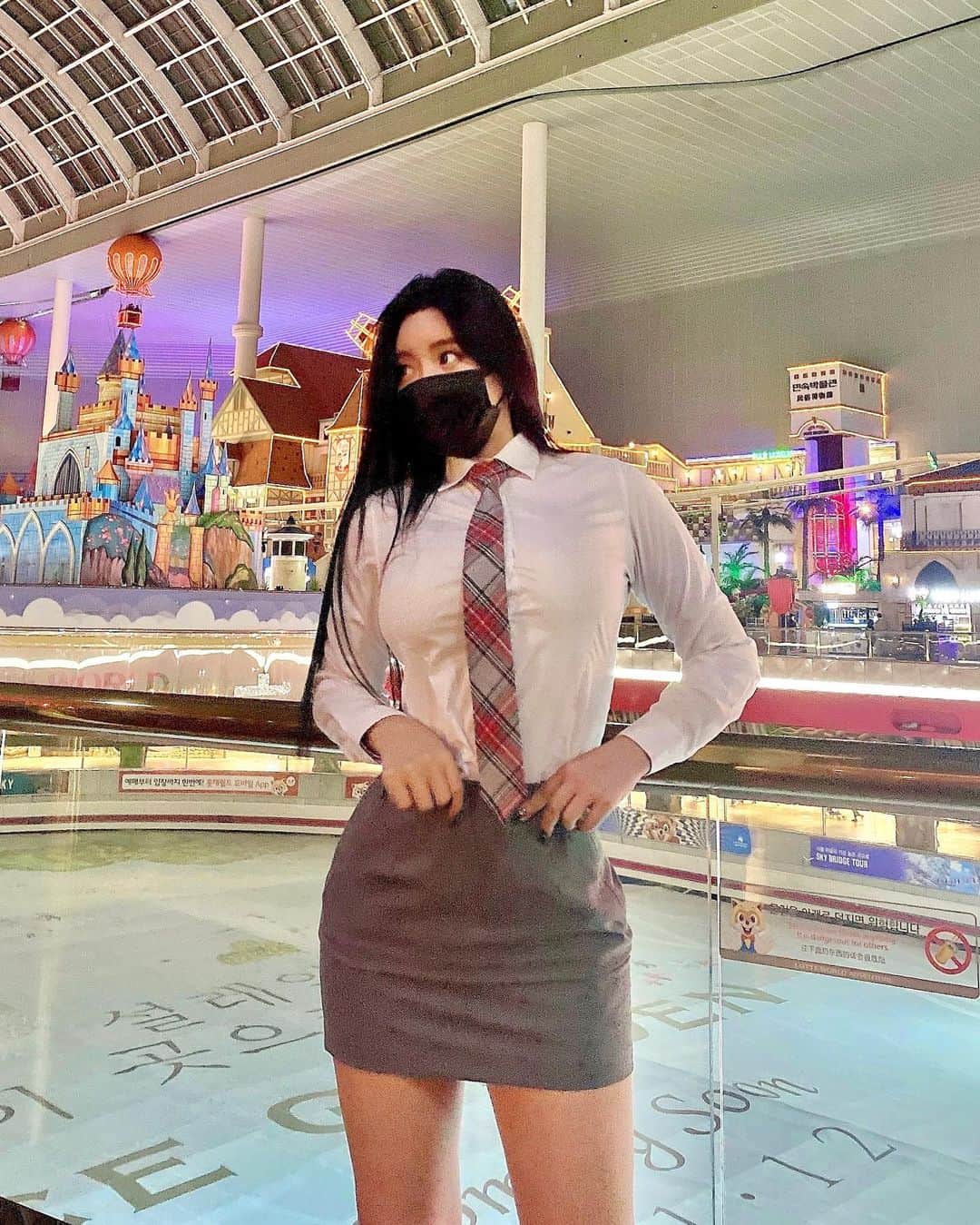 ゴウンのインスタグラム：「롯데월드💋  #selfie #photo #instagood #instadaily #교복 #school #look #놀이공원 #롯데월드 #레이샤고은 #layshagoeun @luii_xena 언니가찍어주는 사진은 다잘나와🙈」