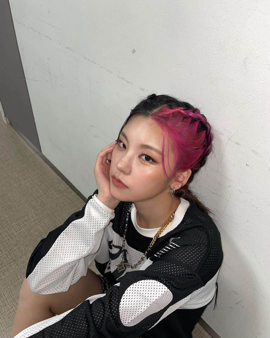 ITZYさんのインスタグラム写真 - (ITZYInstagram)「오늘도 Swipe👋」10月15日 19時24分 - itzy.all.in.us